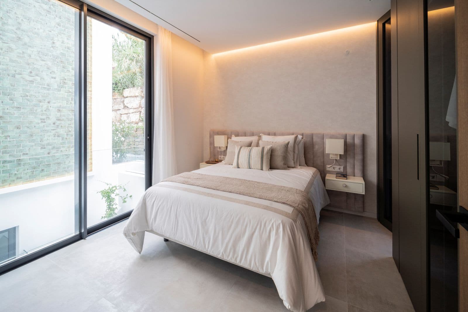 Villa Esmeralda, 11