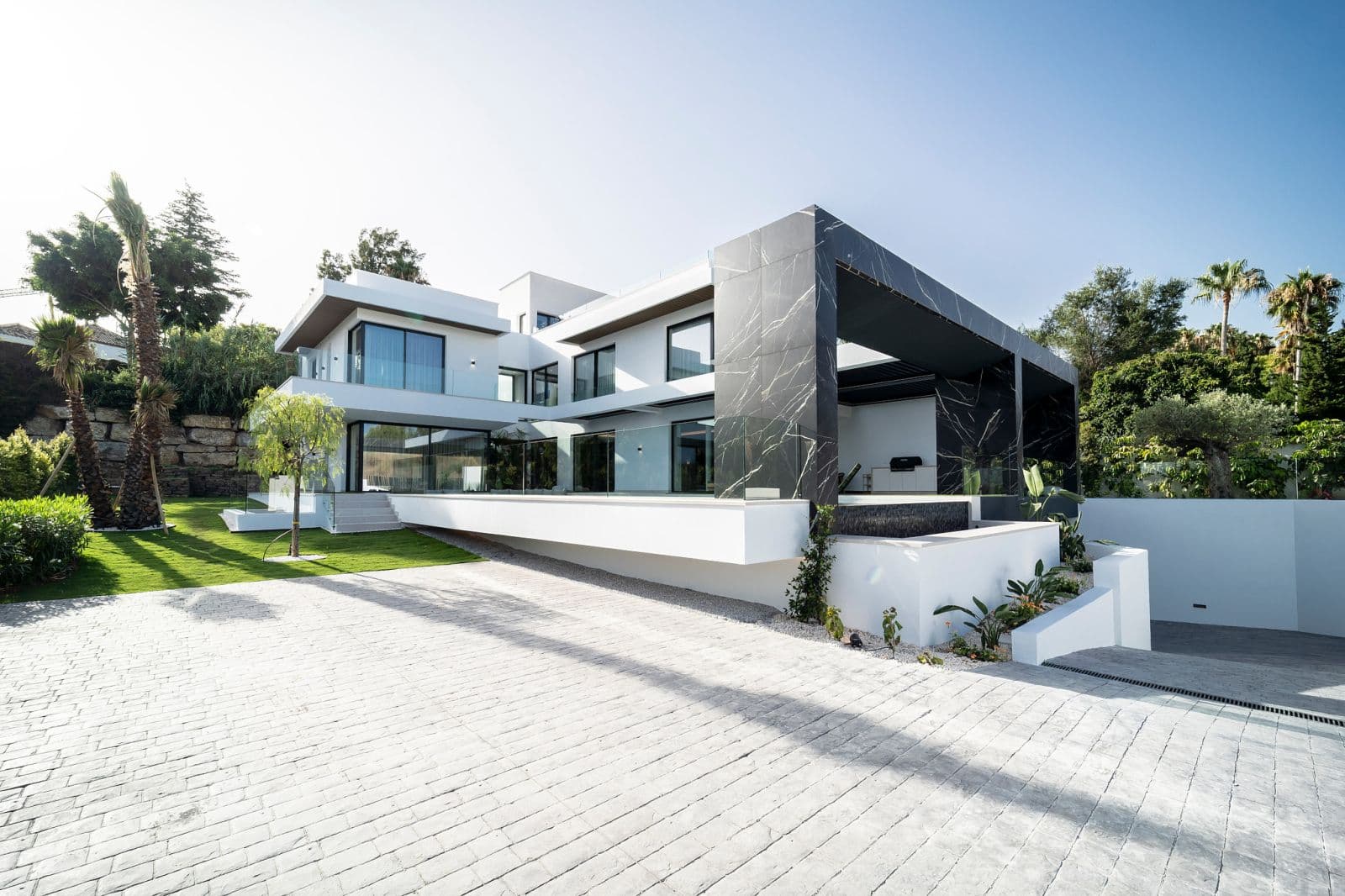 Villa Esmeralda, 30