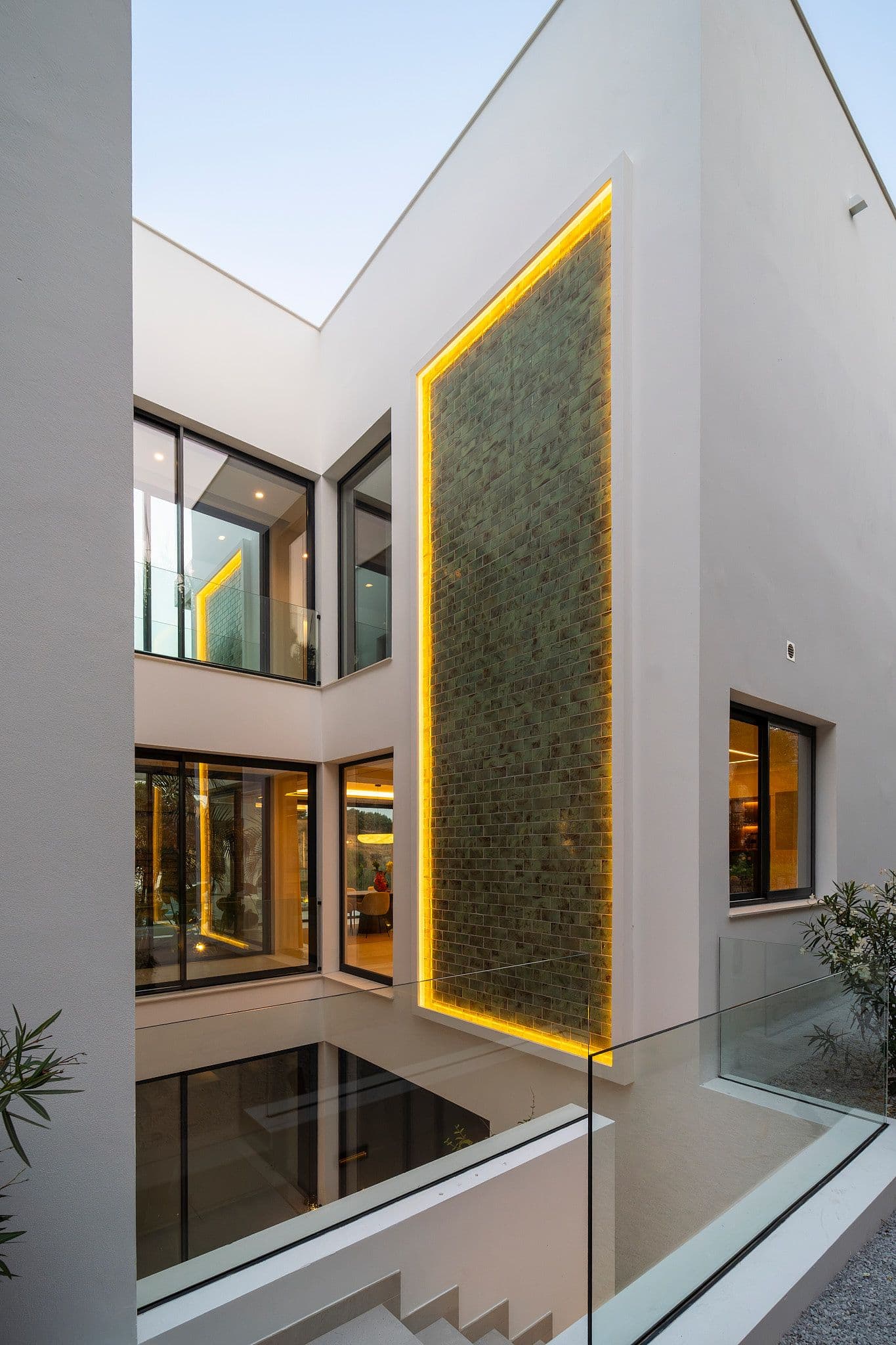 Villa Esmeralda, 33