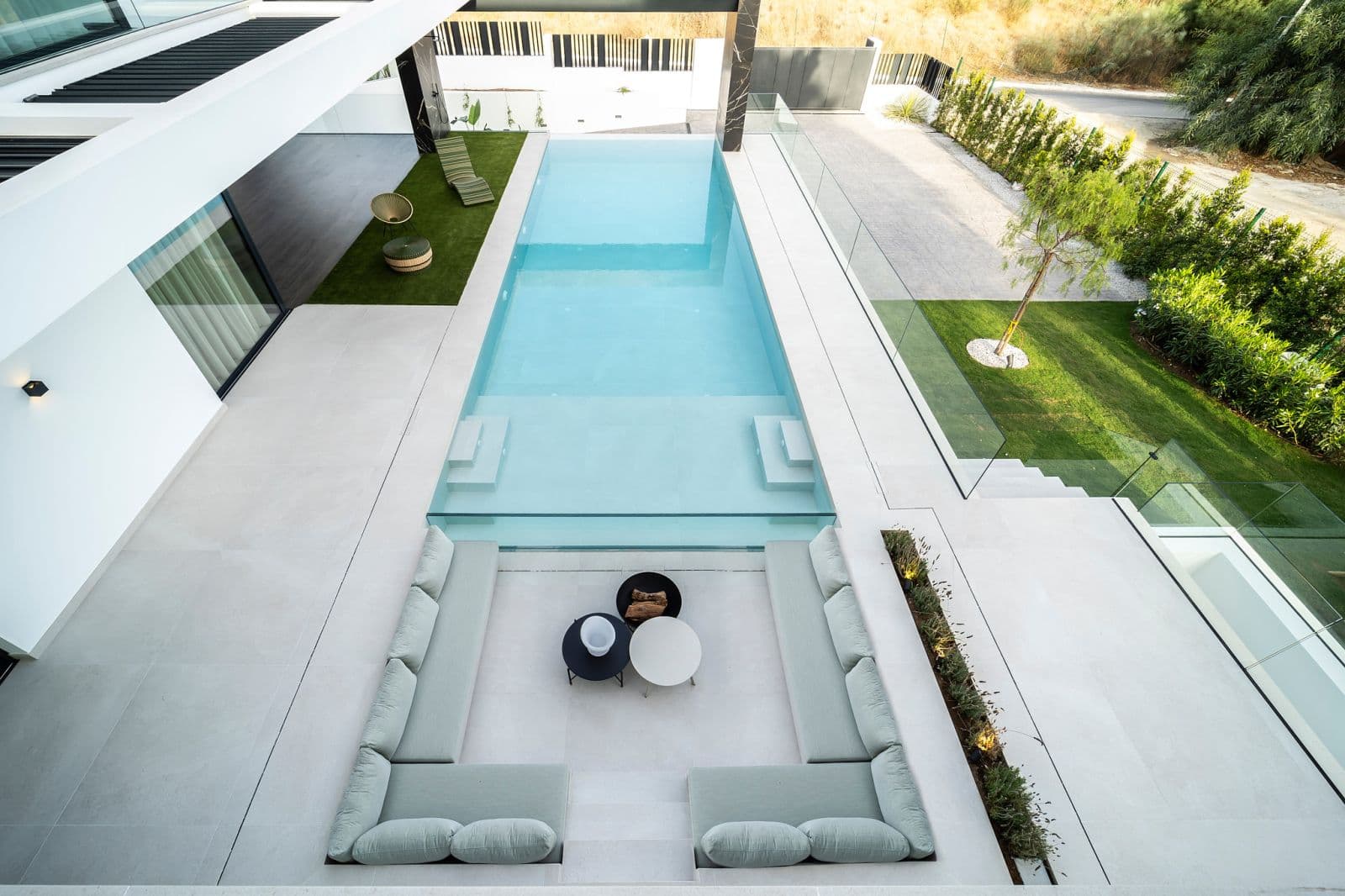 Villa Esmeralda, 35