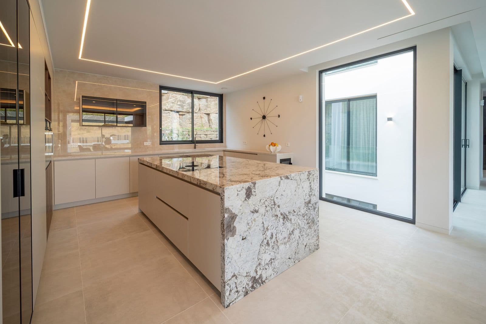 Villa Esmeralda, 10
