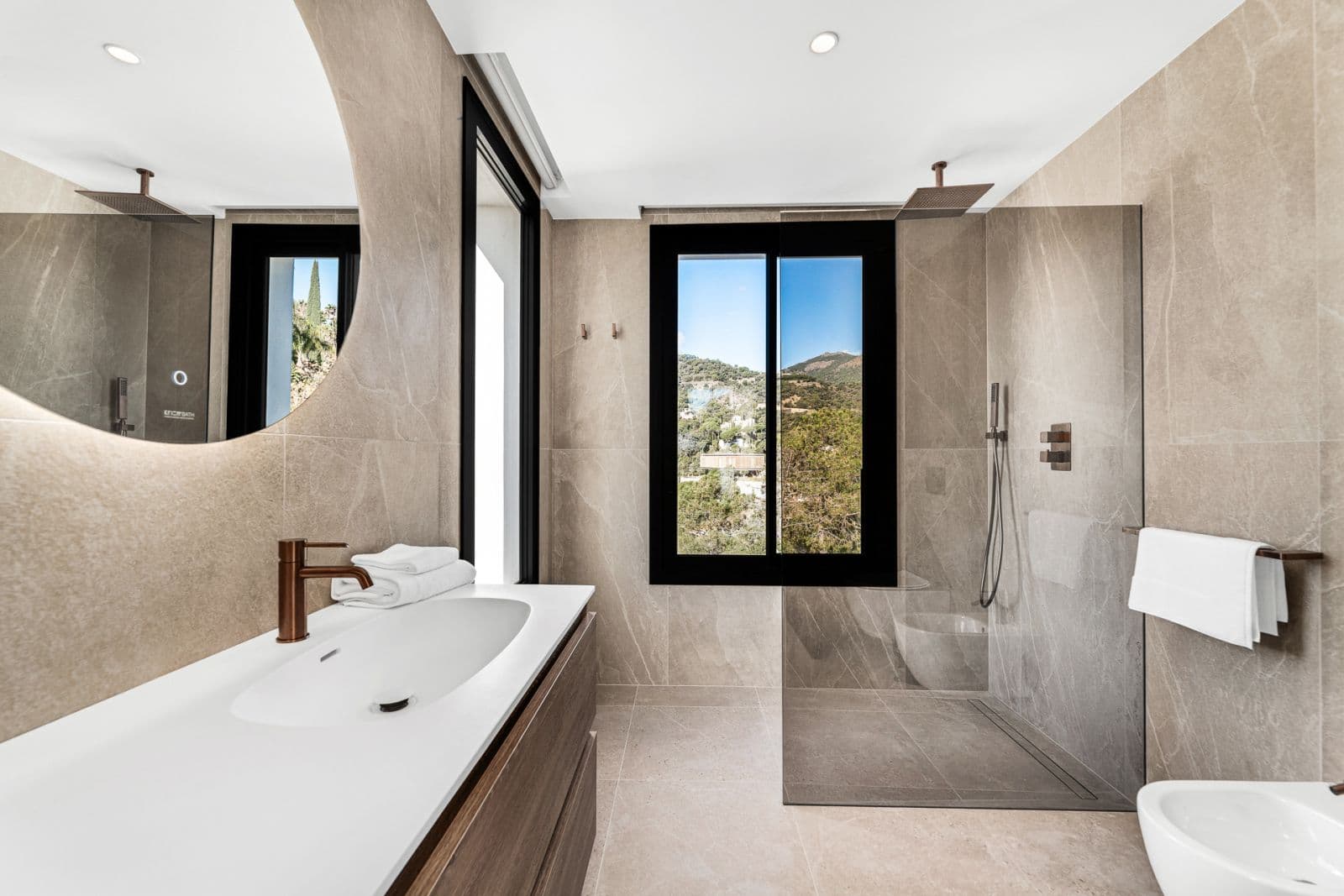 Villa Alfa, 11