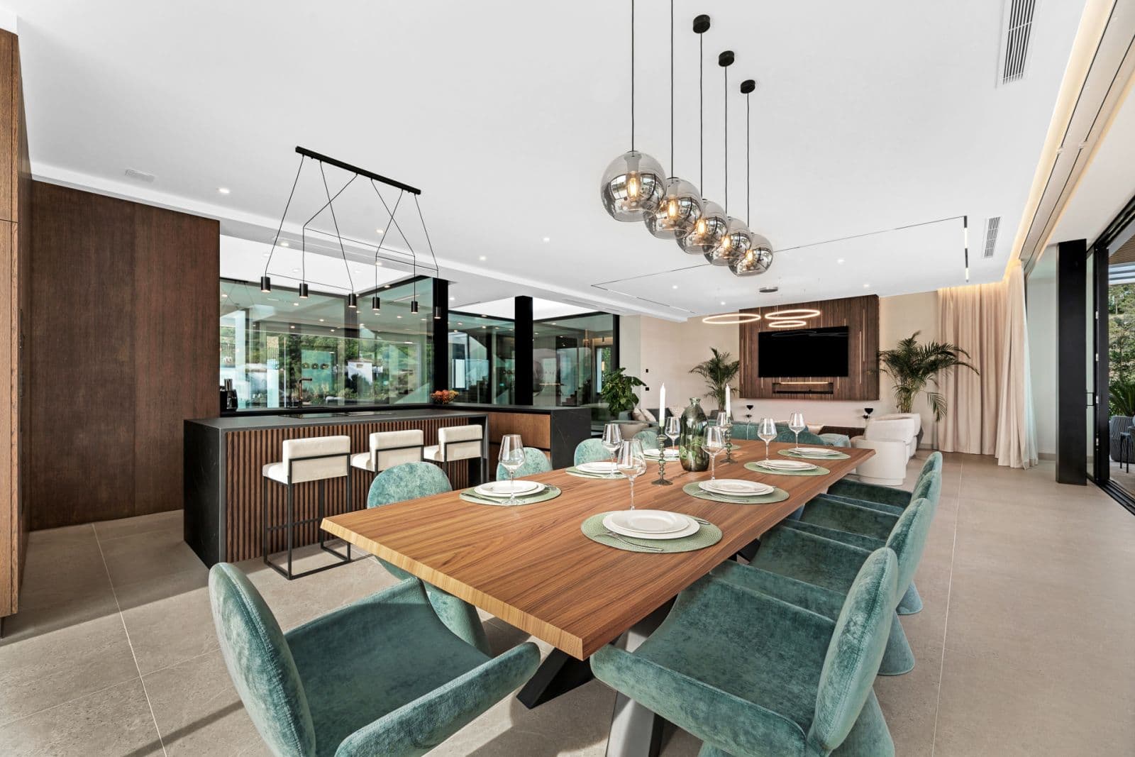 Villa Alfa, 15