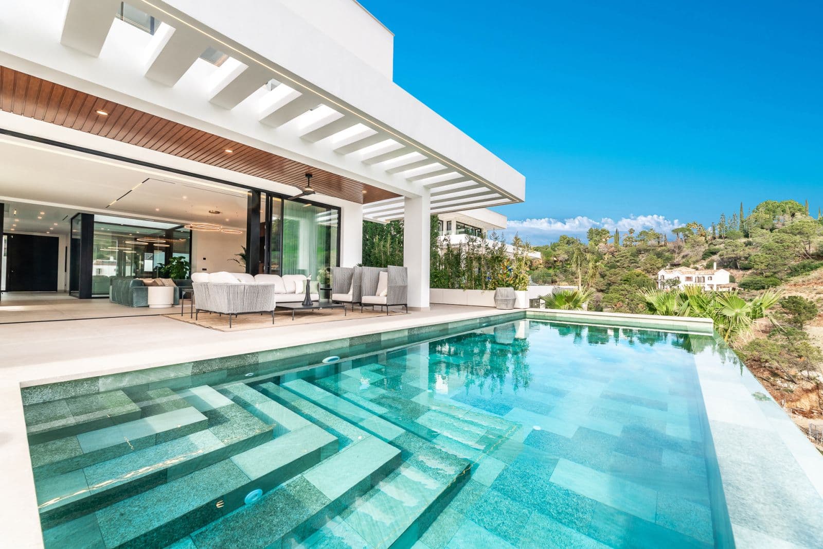 Villa Alfa, 8