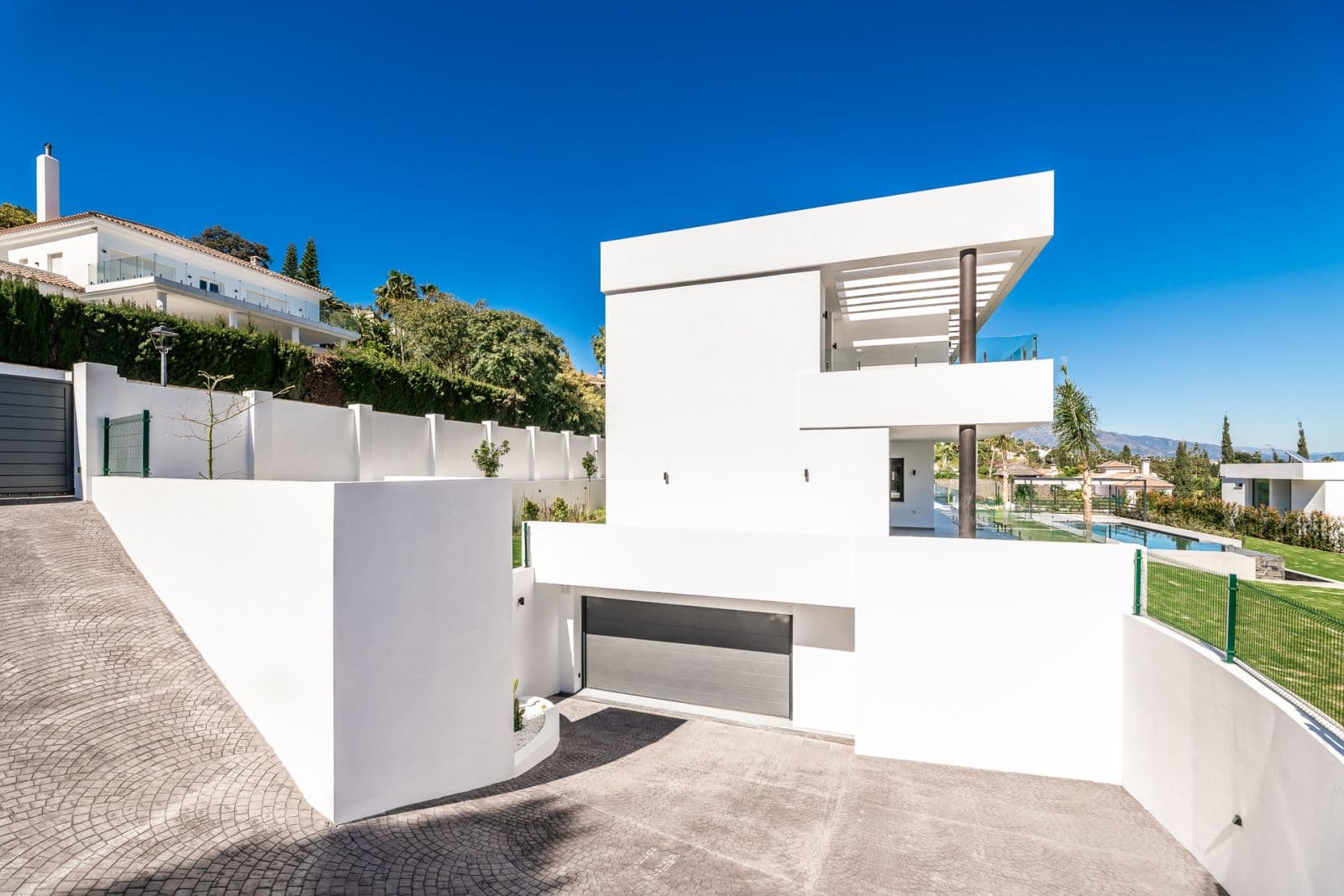 Villa Paradise, 15