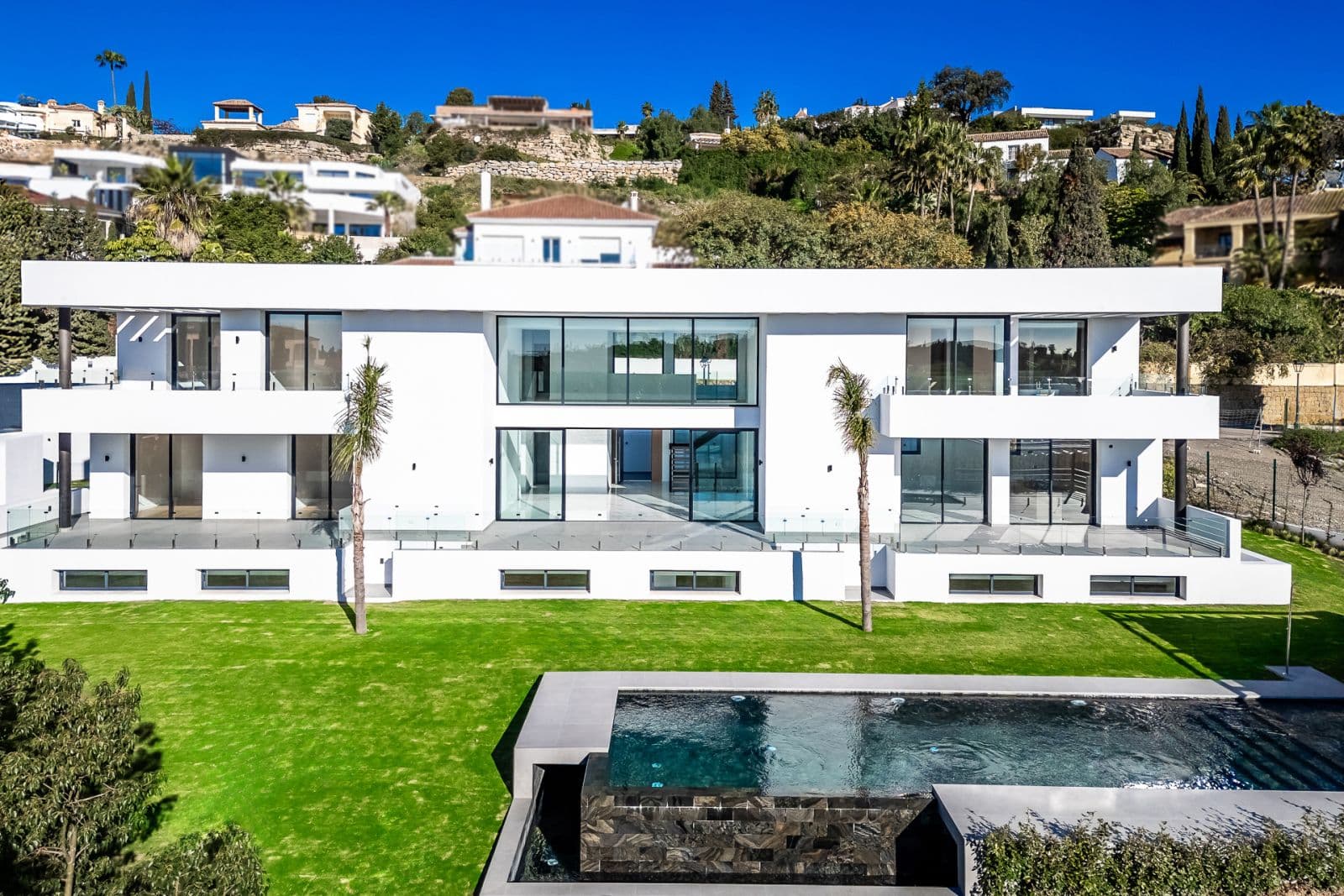 Villa Paradise, 16