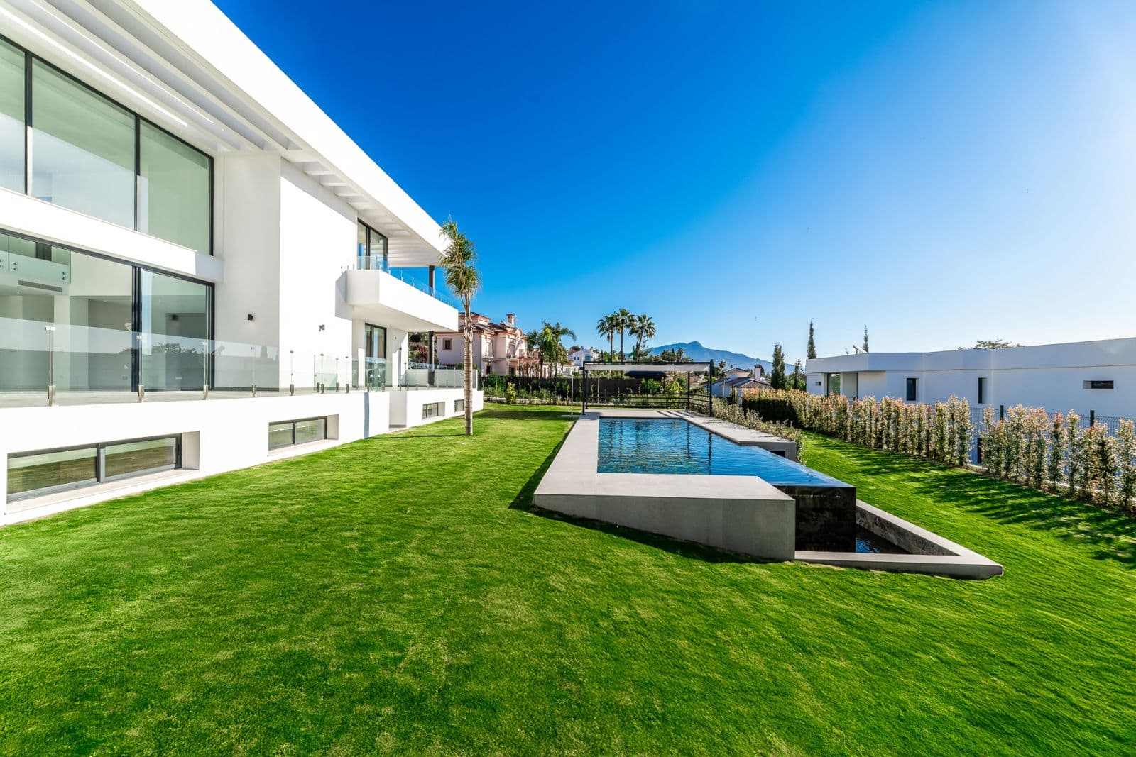 Villa Paradise, 17