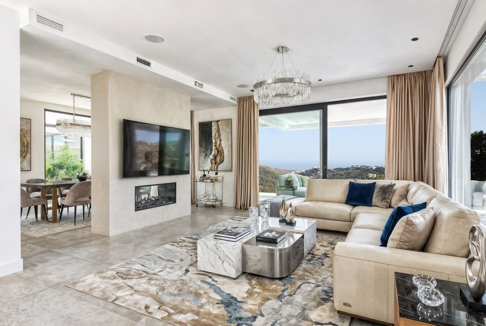Zoe Luxe, 2