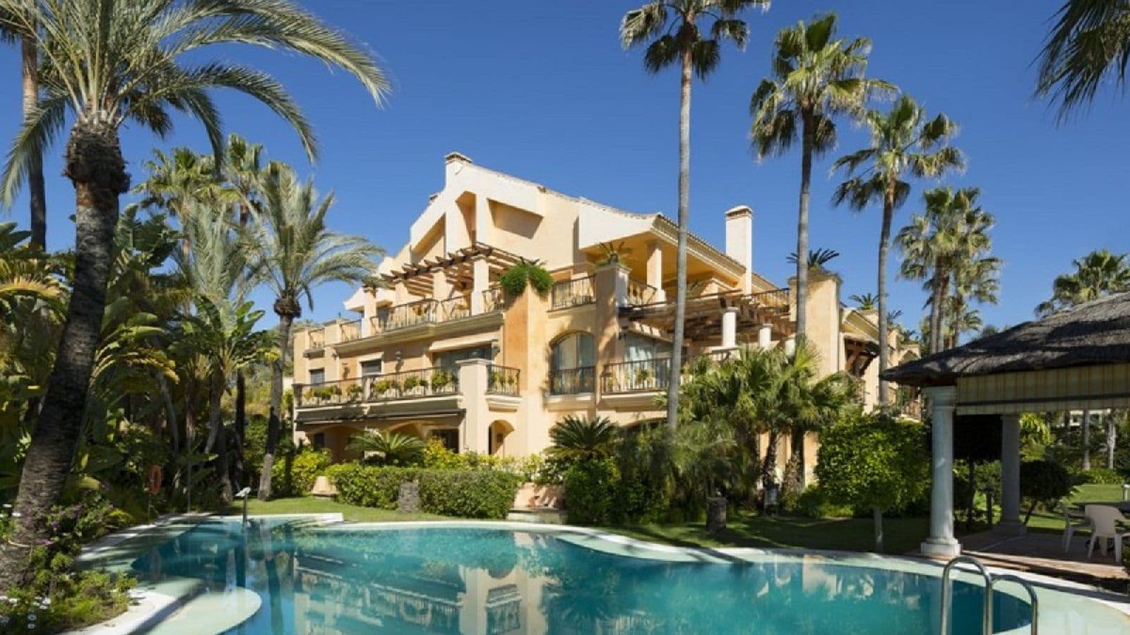 Middle Floor Apartment in Puerto Banús, Marbella