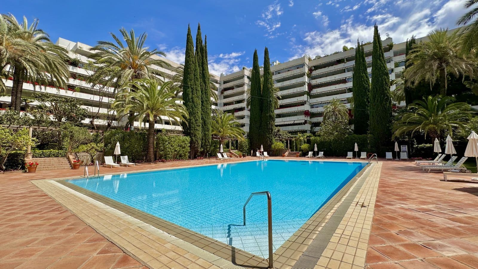 Middle Floor Apartment in The Golden Mile, Marbella