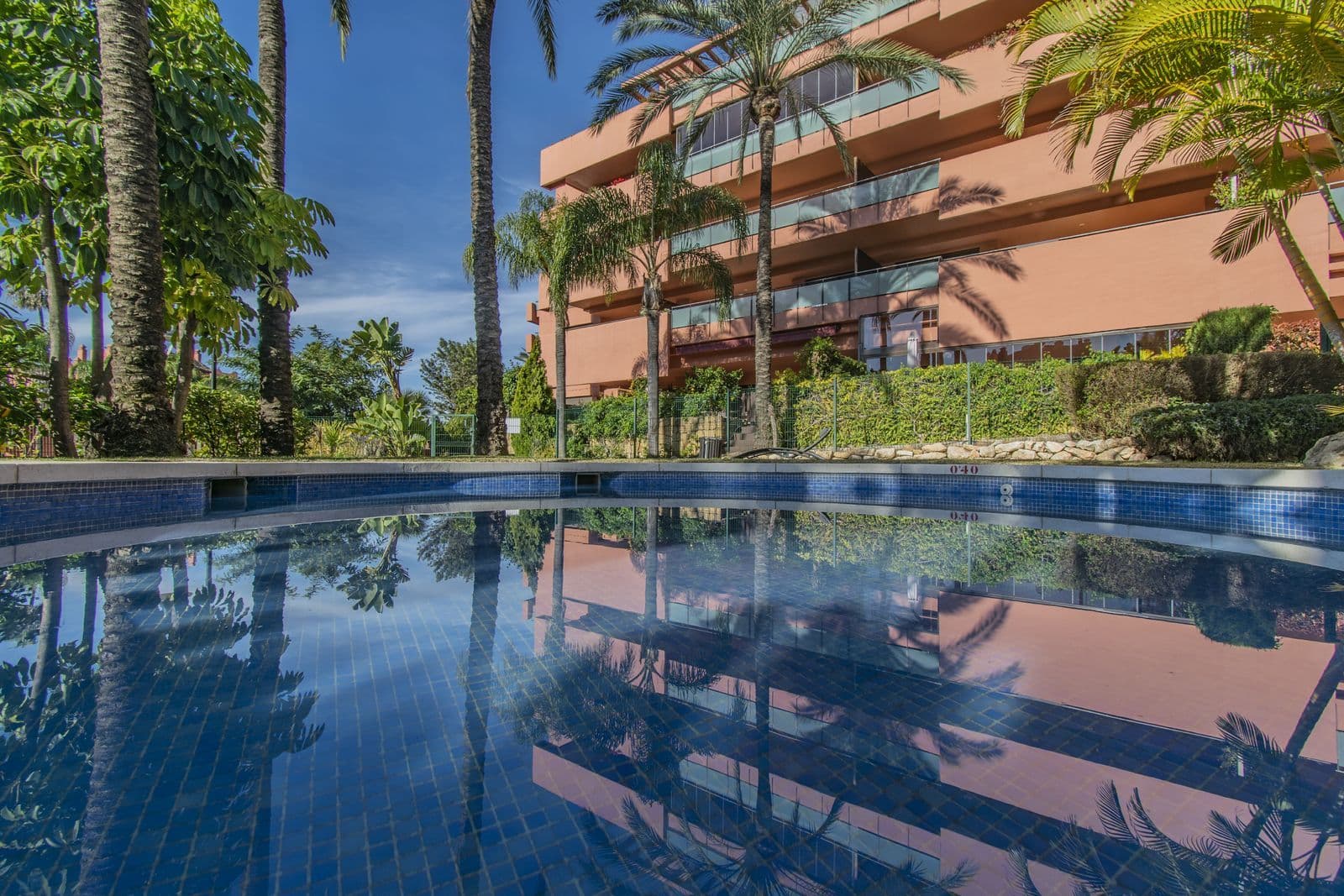 Middle Floor Apartment in New Golden Mile, Estepona