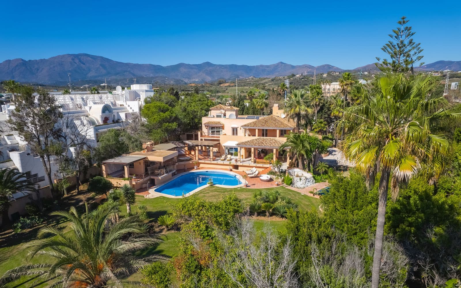 Detached Villa in New Golden Mile, Estepona