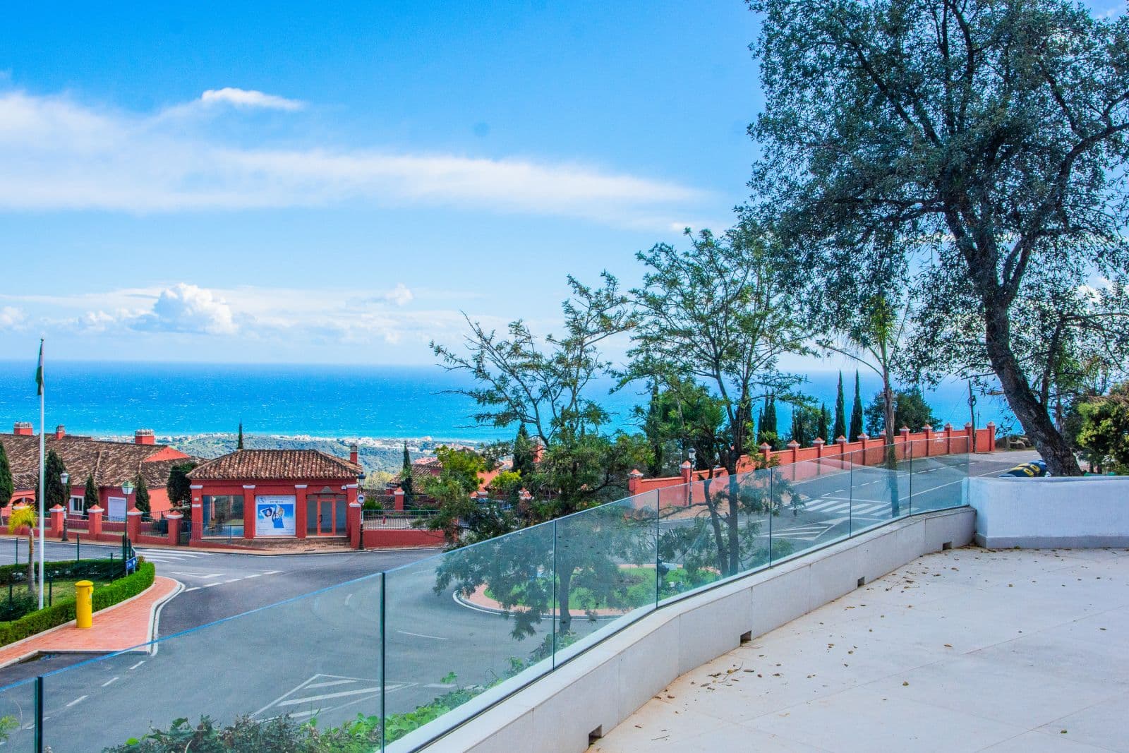 Middle Floor Apartment in La Mairena, Marbella East