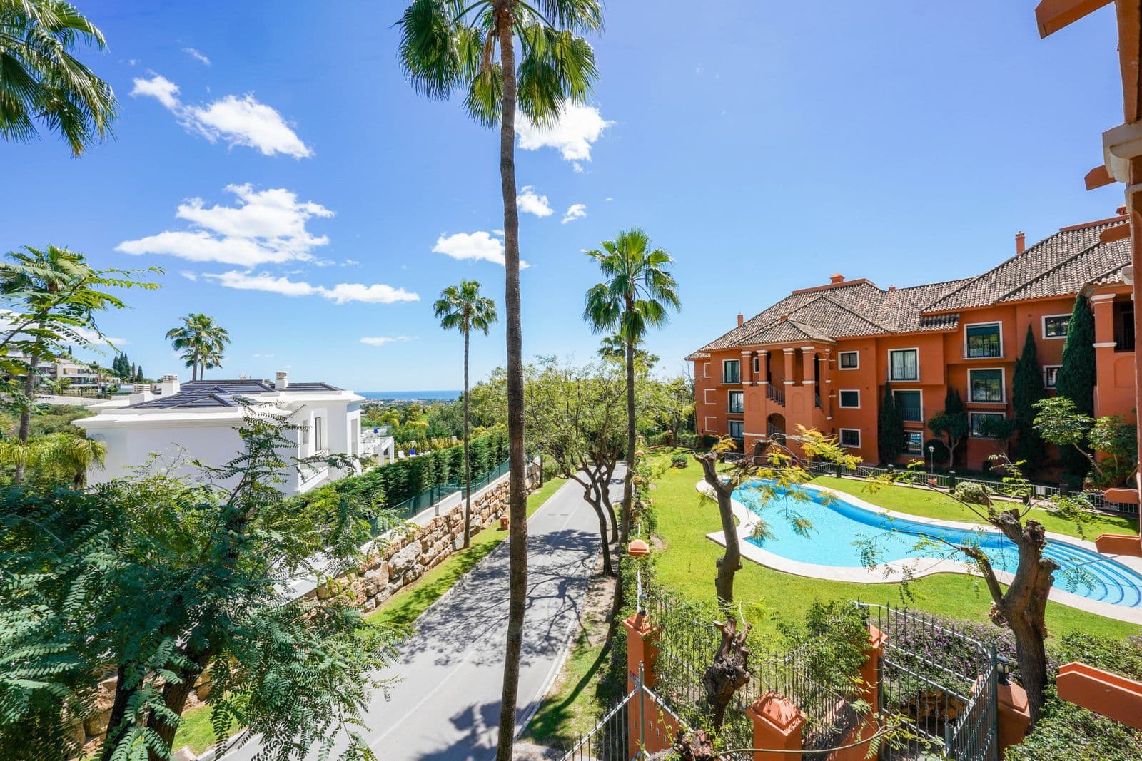 Middle Floor Apartment in Monte Halcones, Benahavís