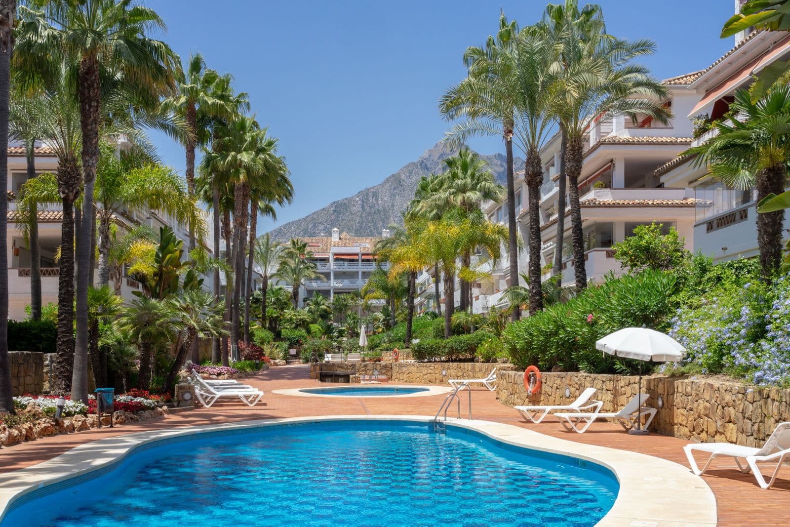 Middle Floor Apartment in The Golden Mile, Marbella