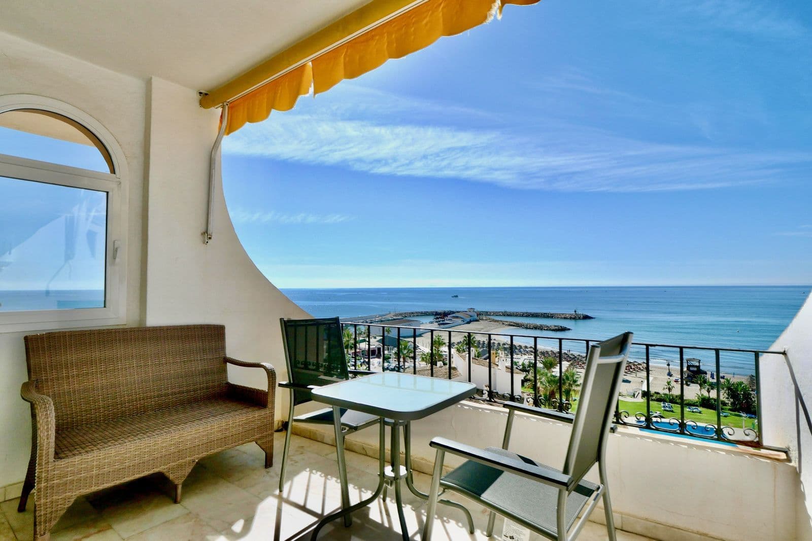 Middle Floor Apartment in Puerto de Cabopino, Marbella East
