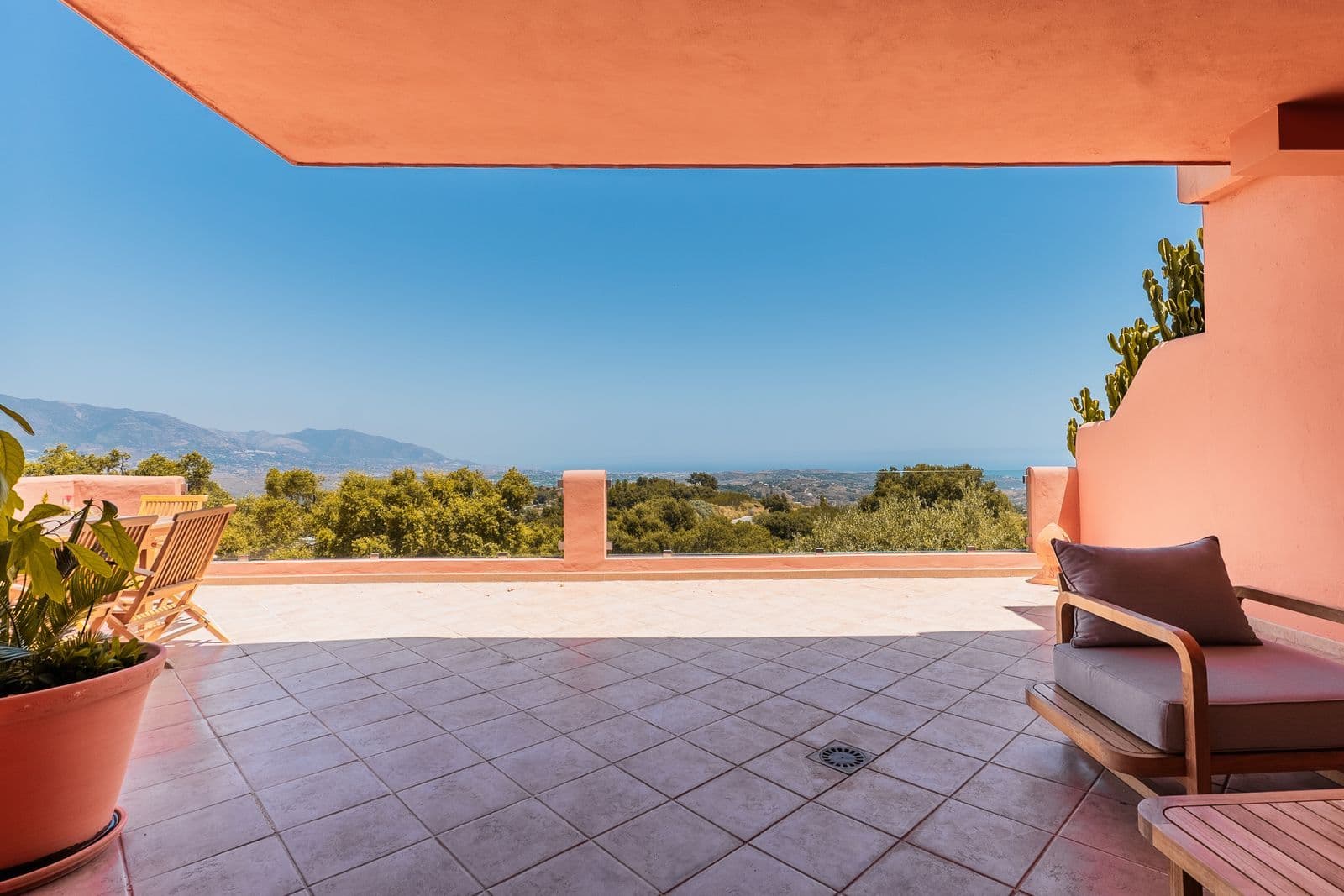 Middle Floor Apartment in La Mairena, Marbella East