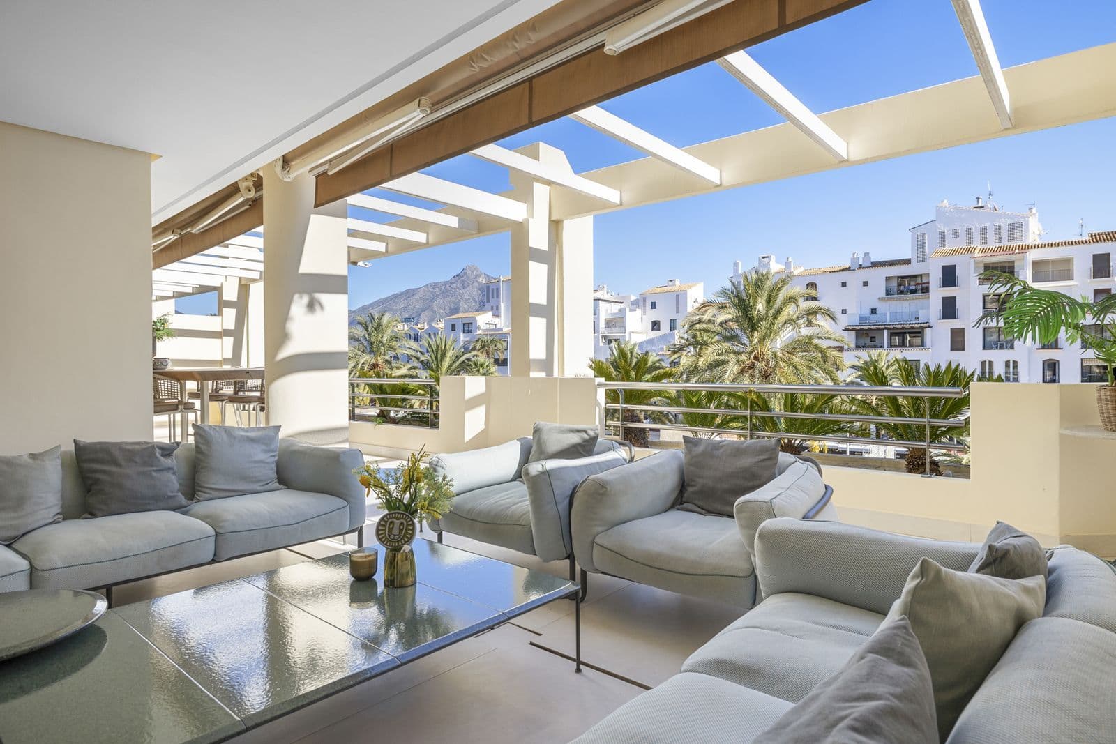 Middle Floor Apartment in Puerto Banús, Marbella
