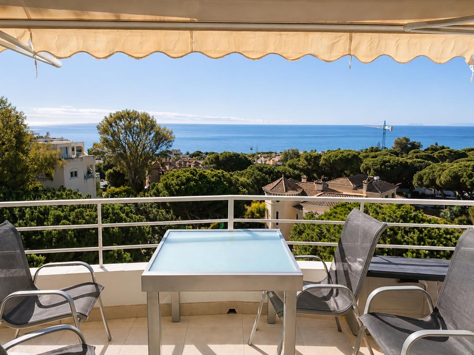 Middle Floor Apartment in Costabella, Marbella East
