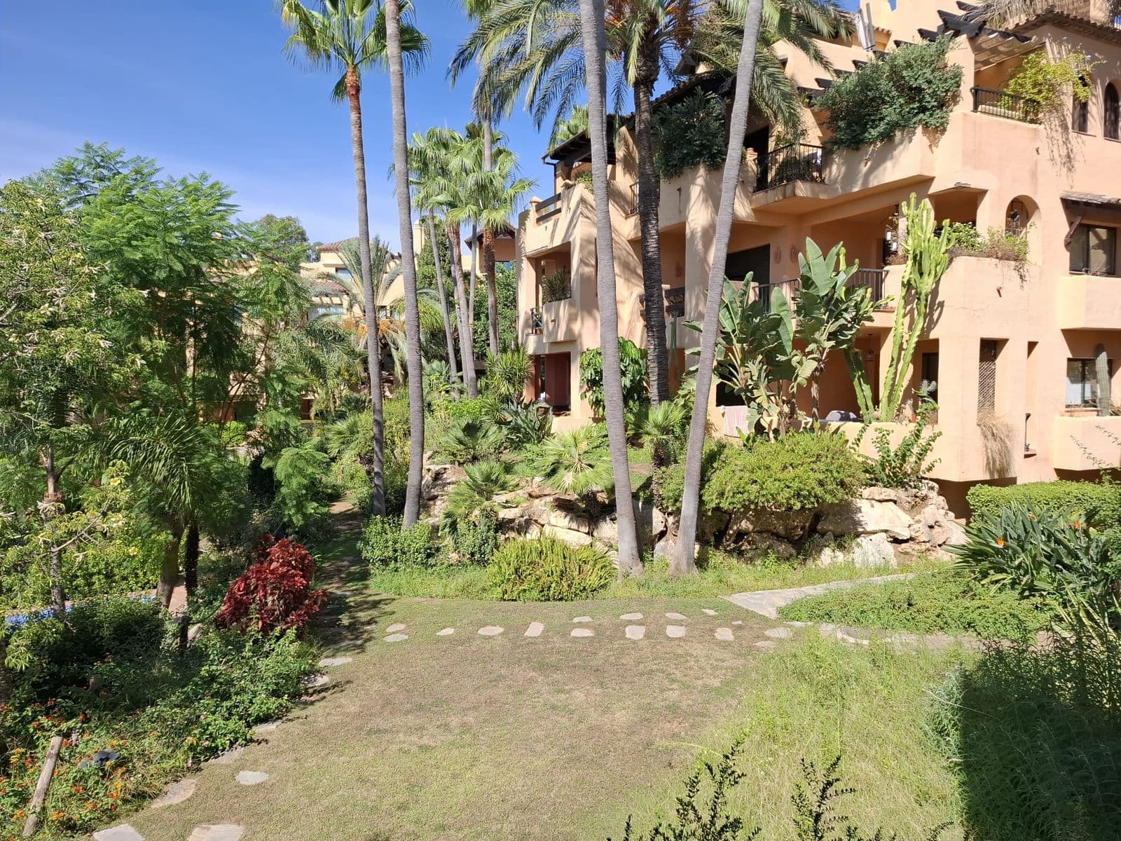 Middle Floor Apartment in El Paraiso, Estepona