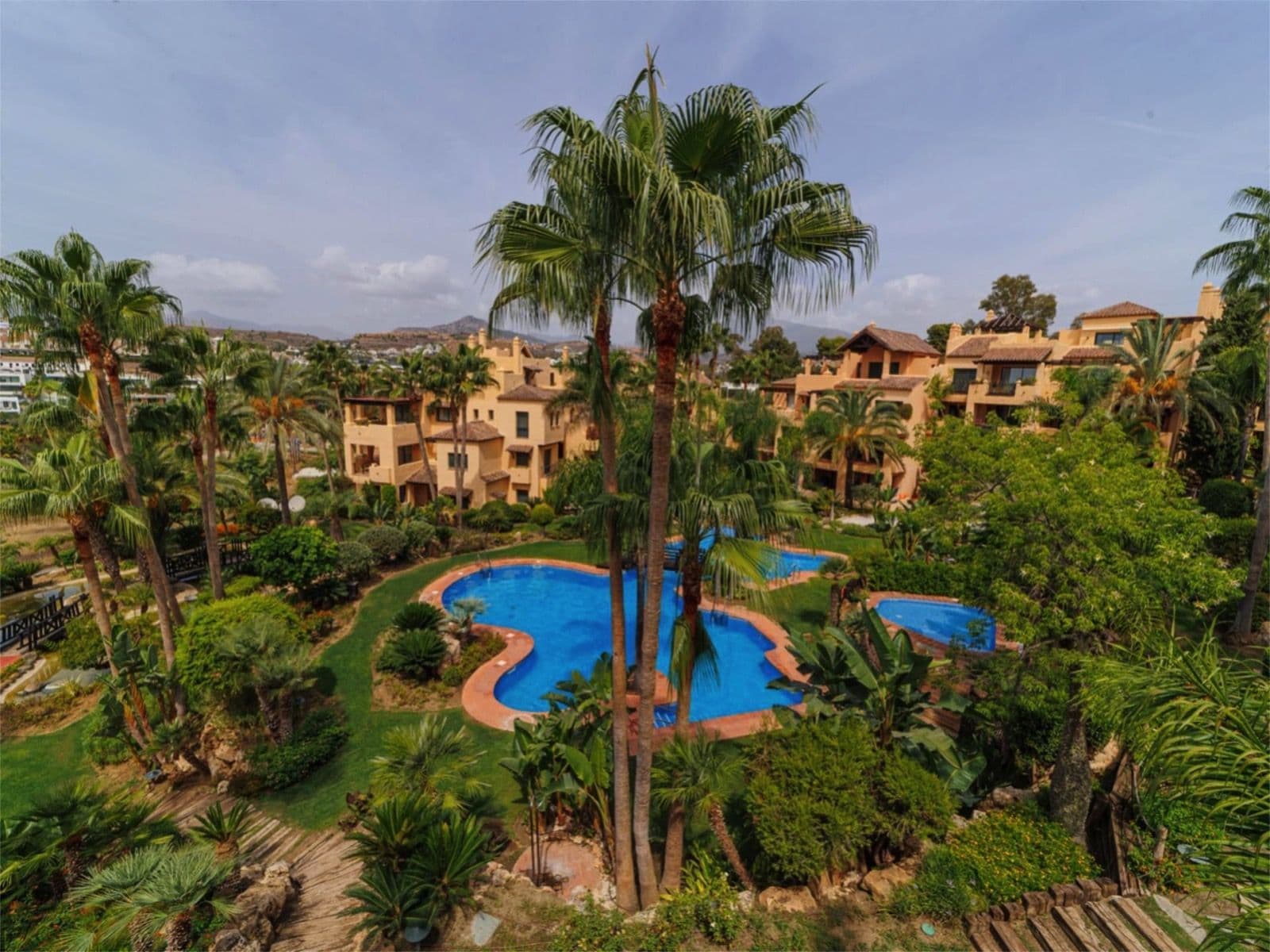 Middle Floor Apartment in New Golden Mile, Estepona