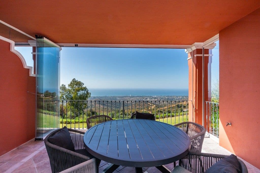 Middle Floor Apartment in La Mairena, Marbella East