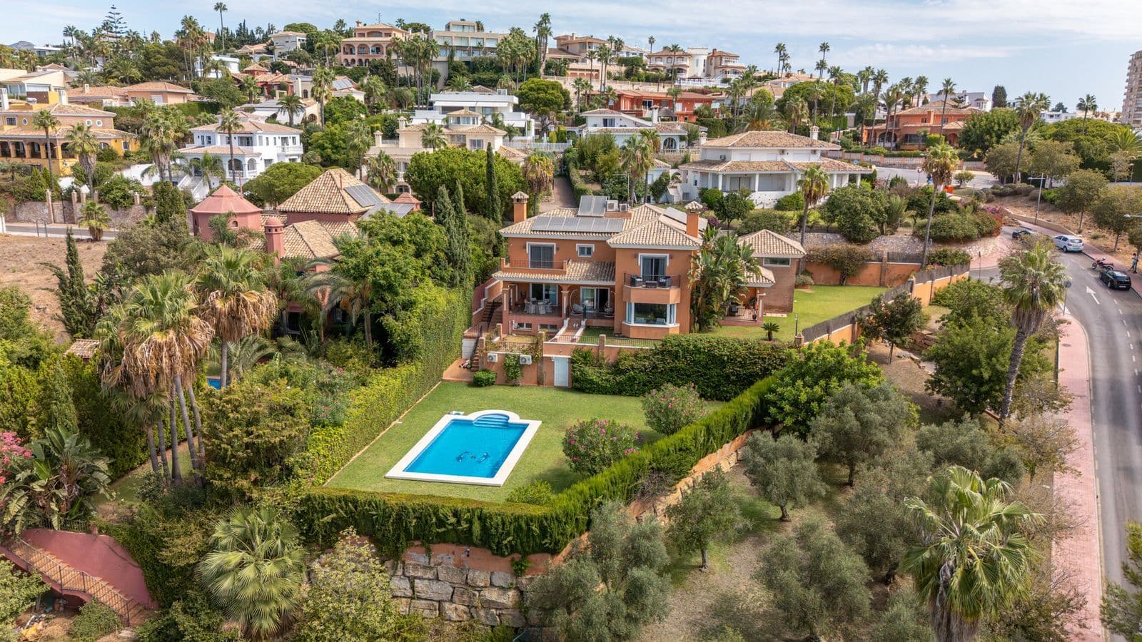 Detached Villa in Benalmadena Costa, Benalmádena