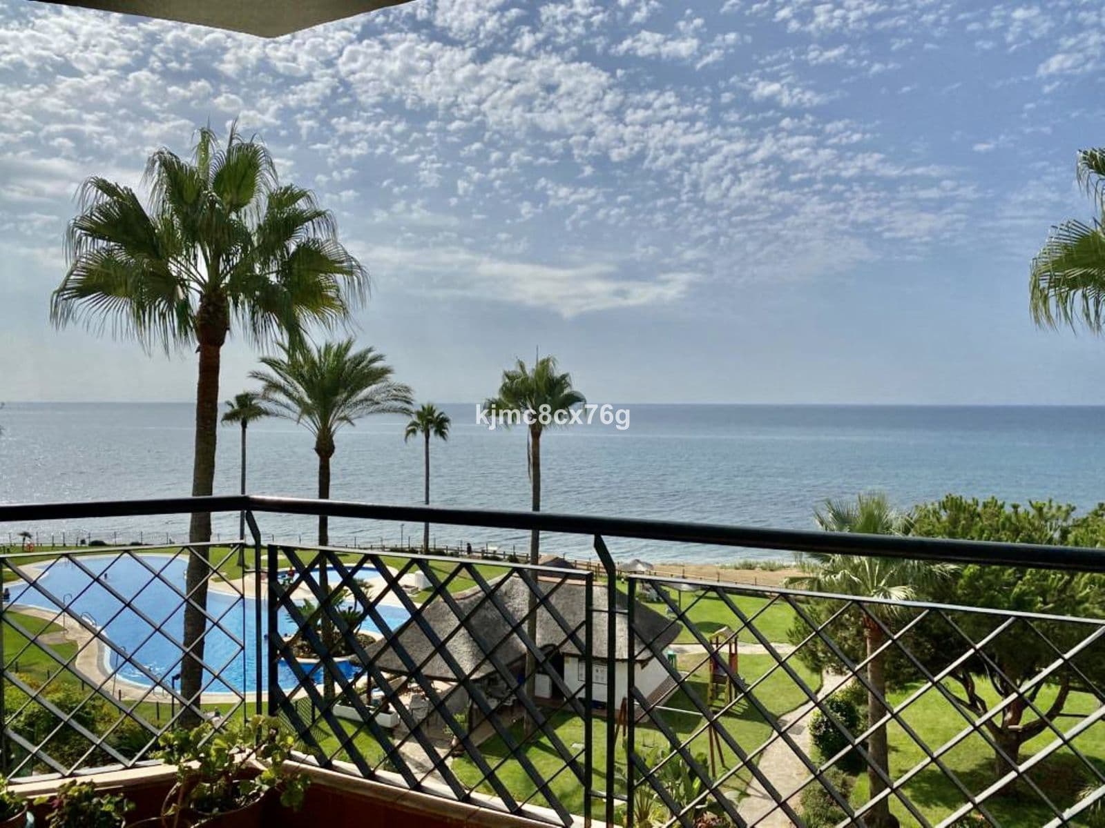 Middle Floor Apartment in Calahonda, Mijas