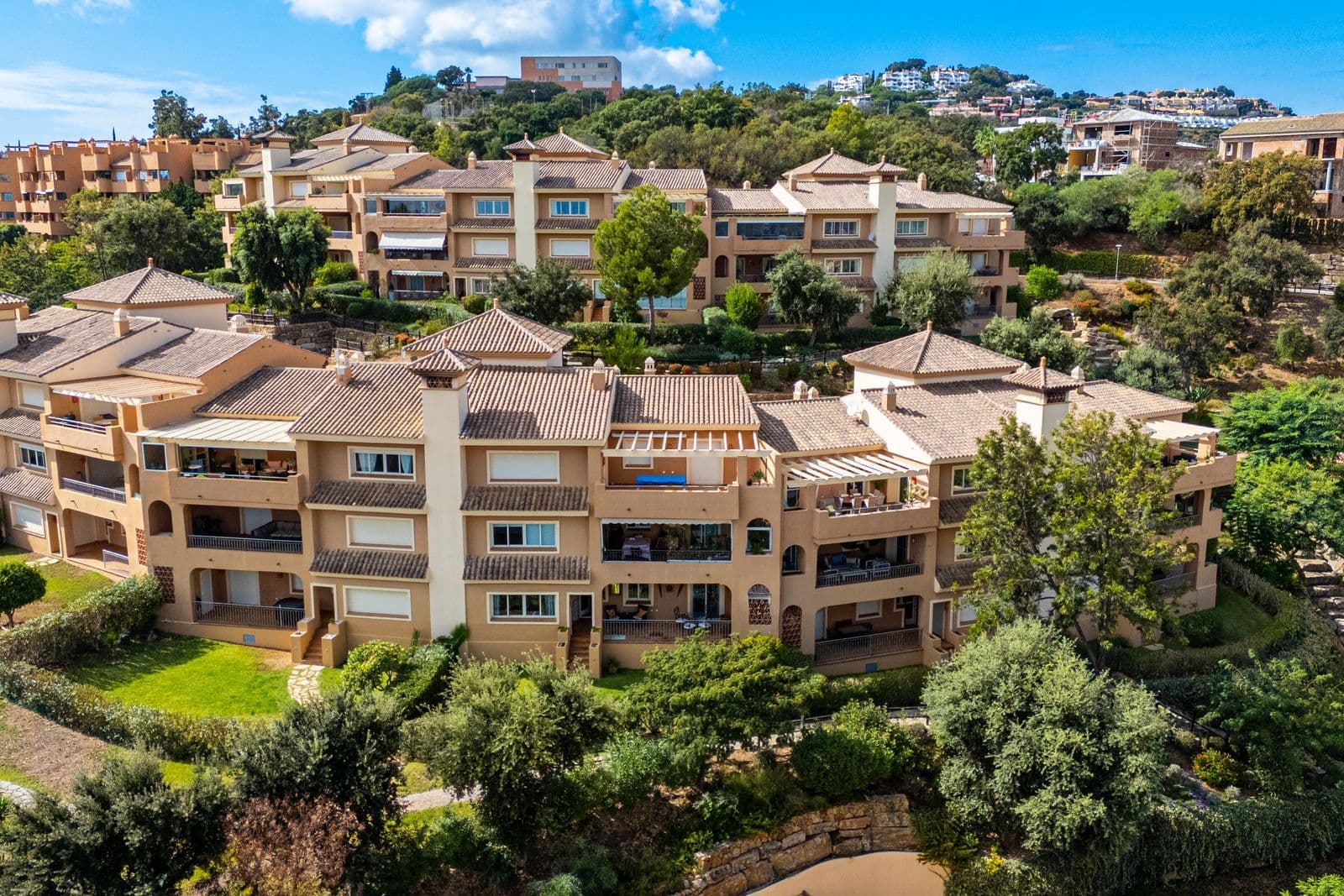 Middle Floor Apartment in La Mairena, Marbella East