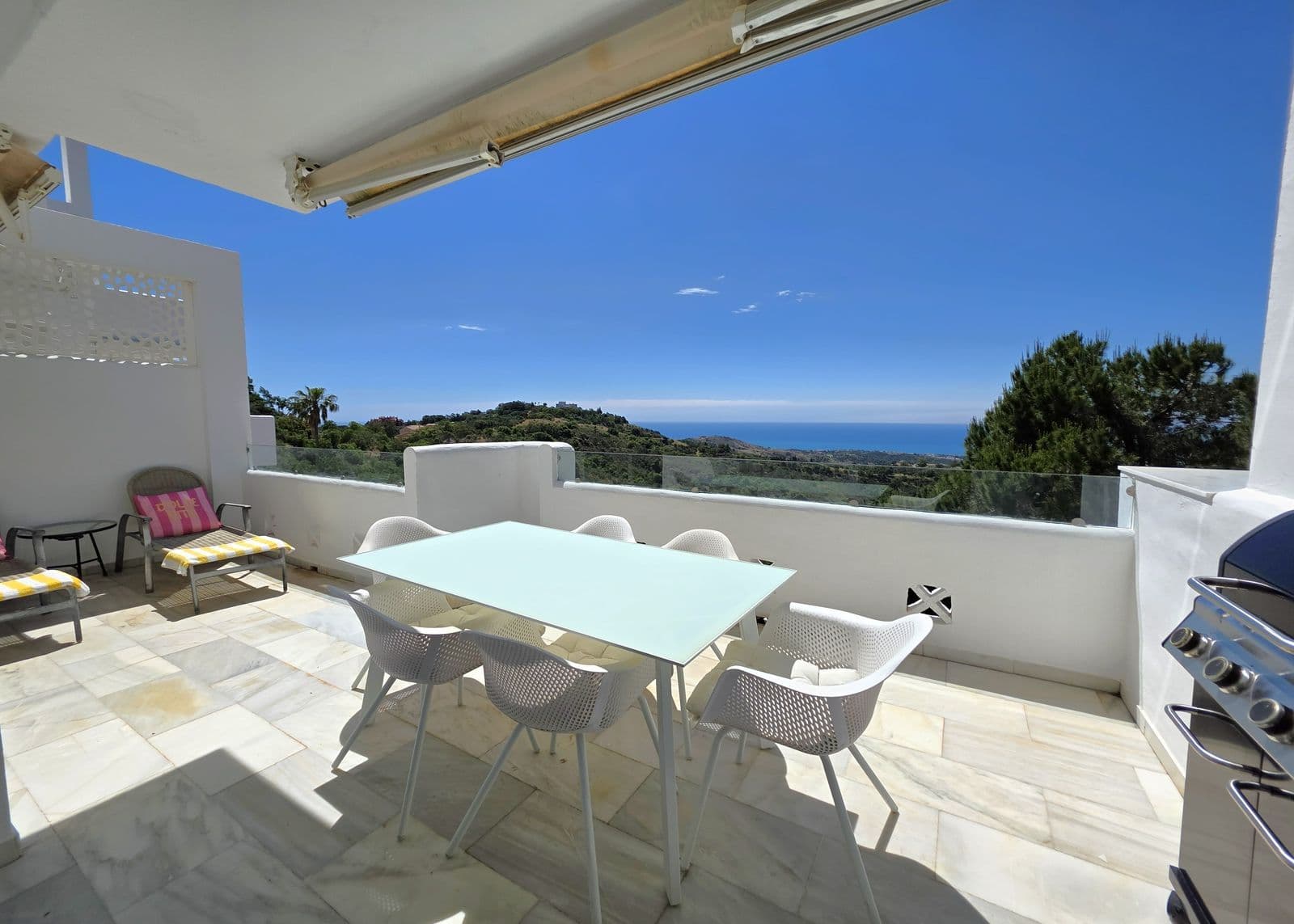 Middle Floor Apartment in La Mairena, Marbella East
