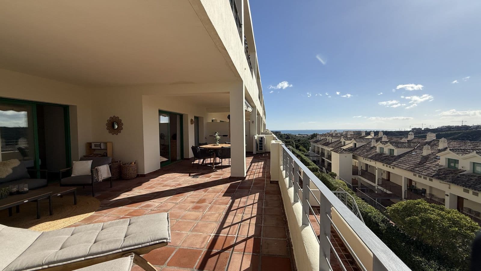 Middle Floor Apartment in Selwo, Estepona