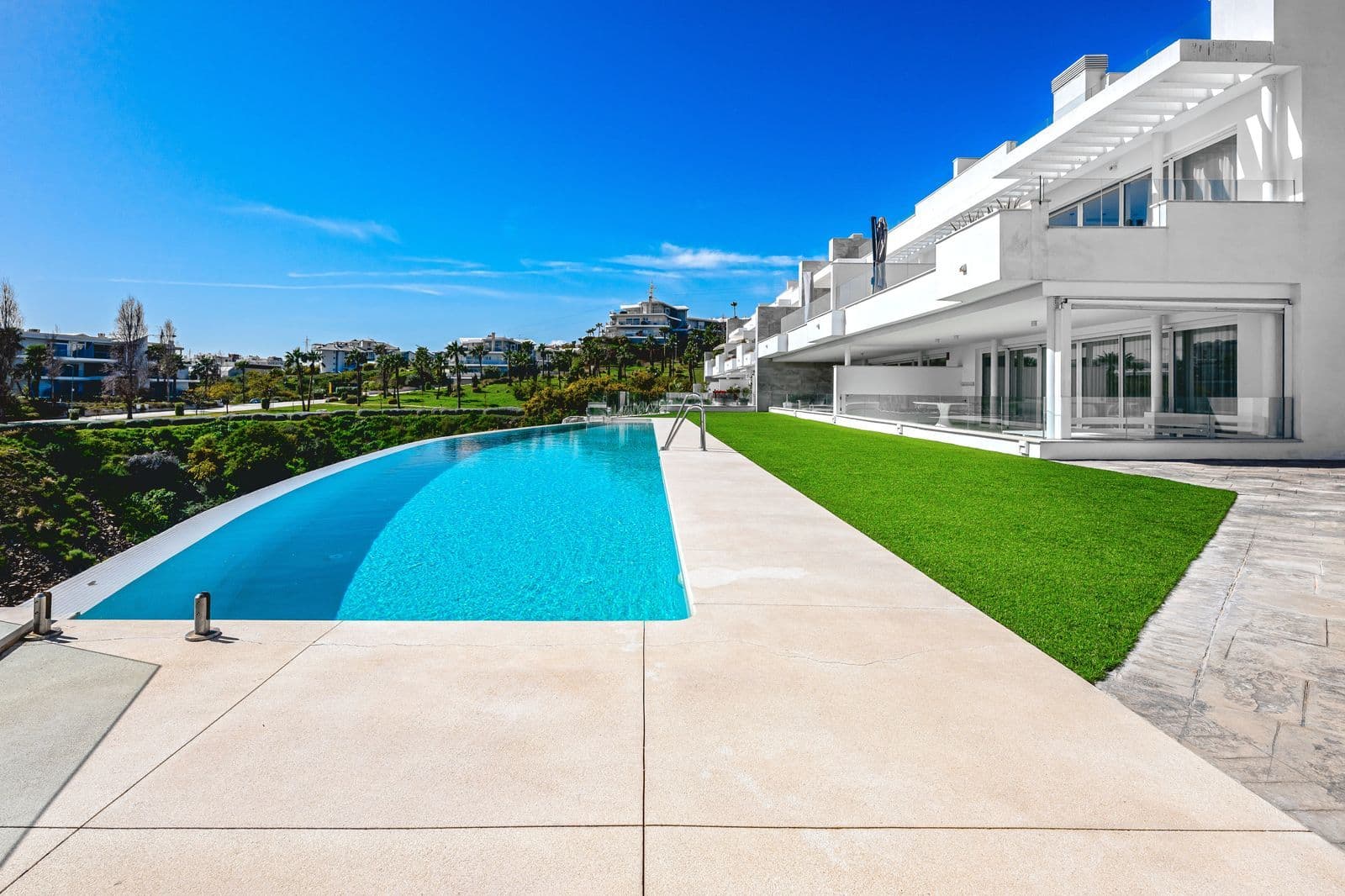 Middle Floor Apartment in Benalmadena Costa, Benalmádena