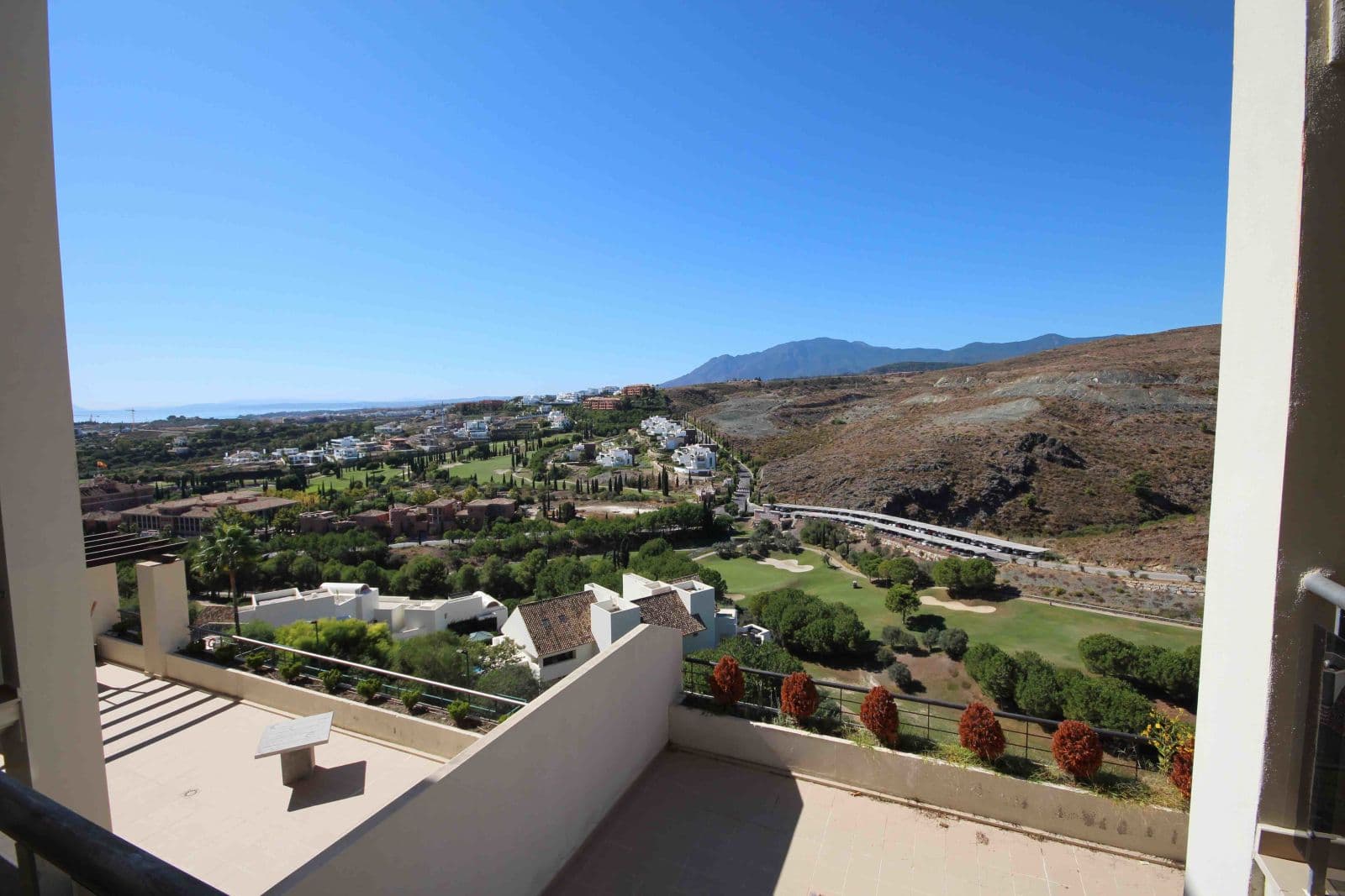 Middle Floor Apartment in Los Flamingos, Estepona