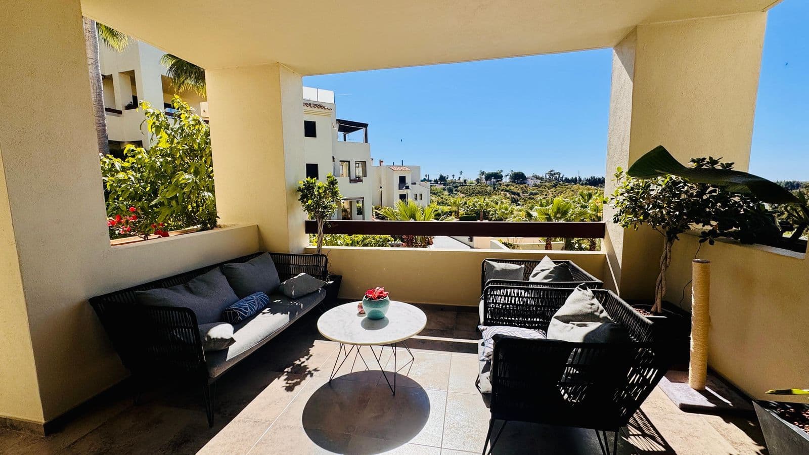 Middle Floor Apartment in Selwo, Estepona