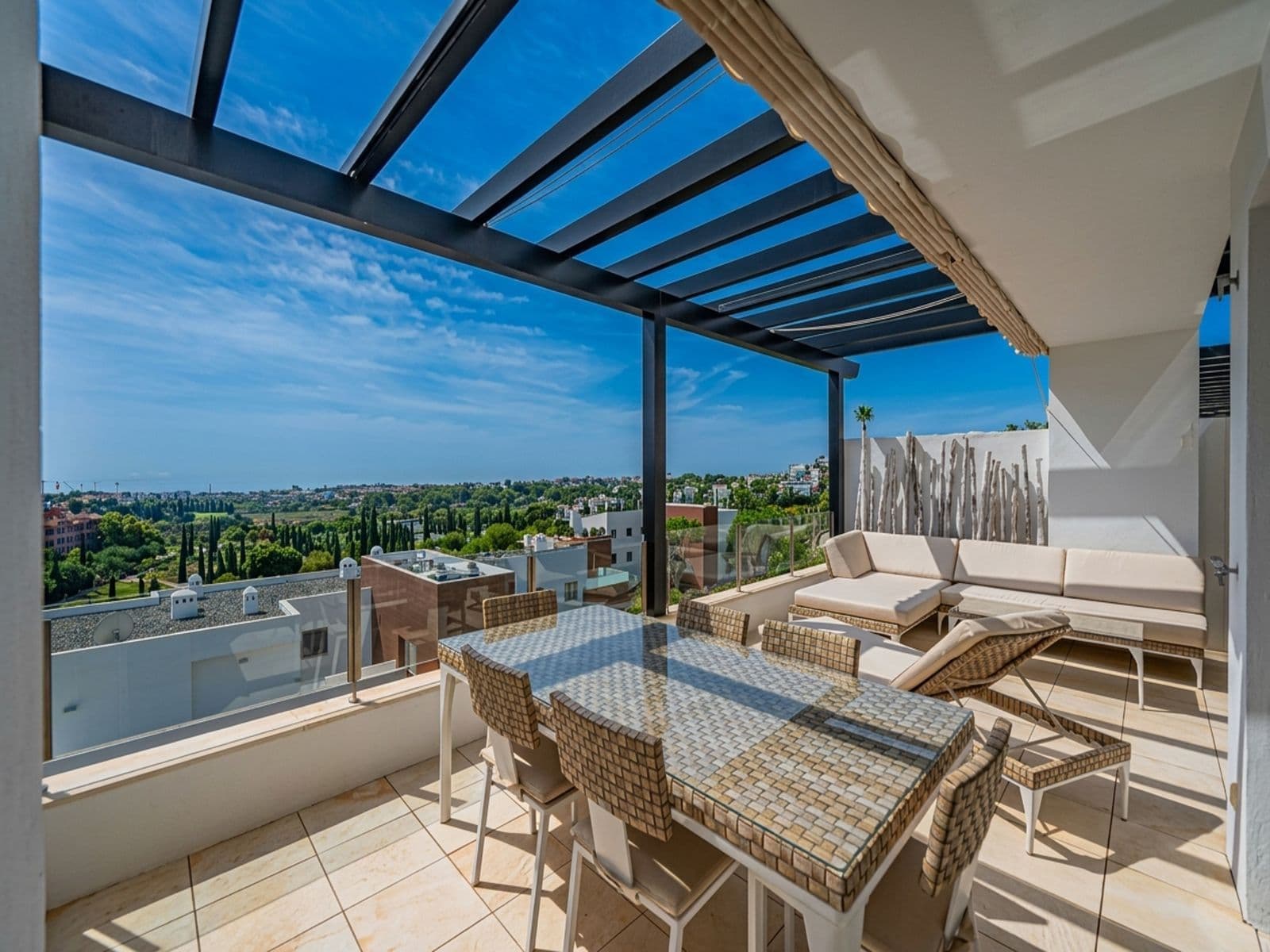 Middle Floor Apartment in Los Flamingos, Estepona