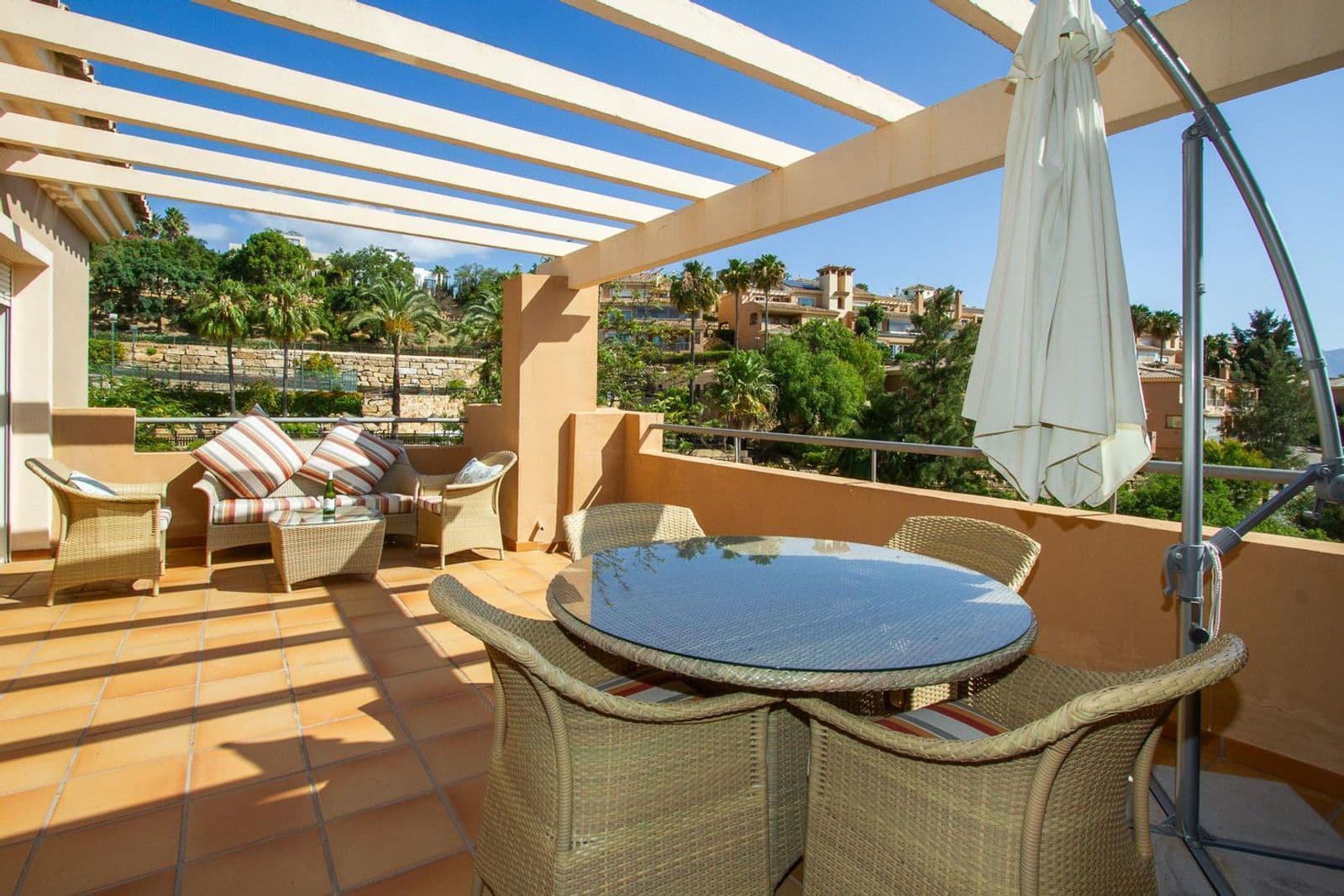 Penthouse in La Mairena, Marbella East