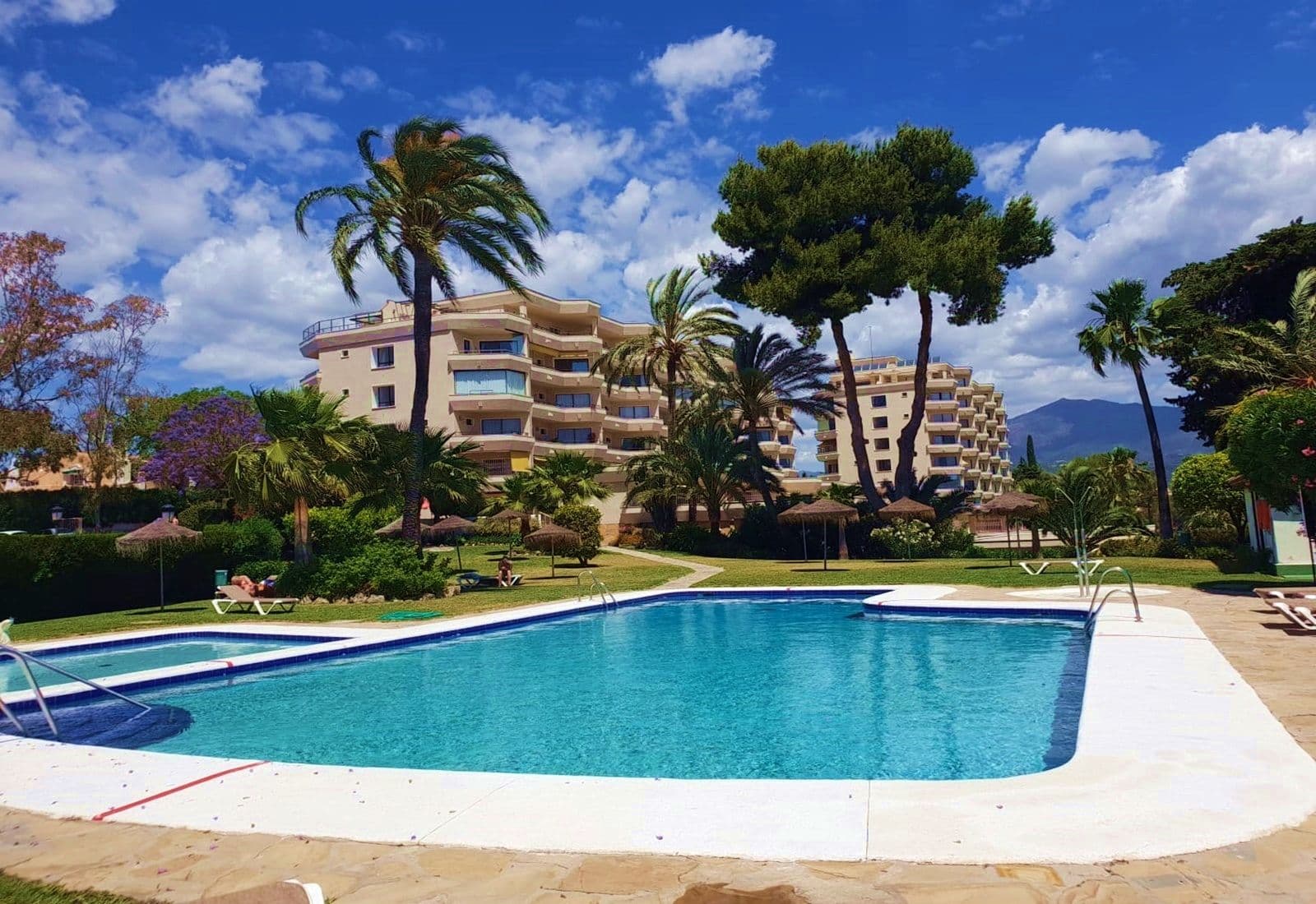 Middle Floor Apartment in Atalaya, Estepona