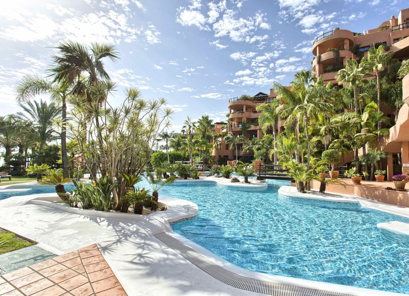 Middle Floor Apartment in New Golden Mile, Estepona