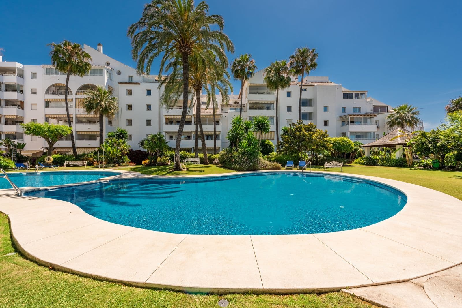 Middle Floor Apartment in Atalaya, Estepona