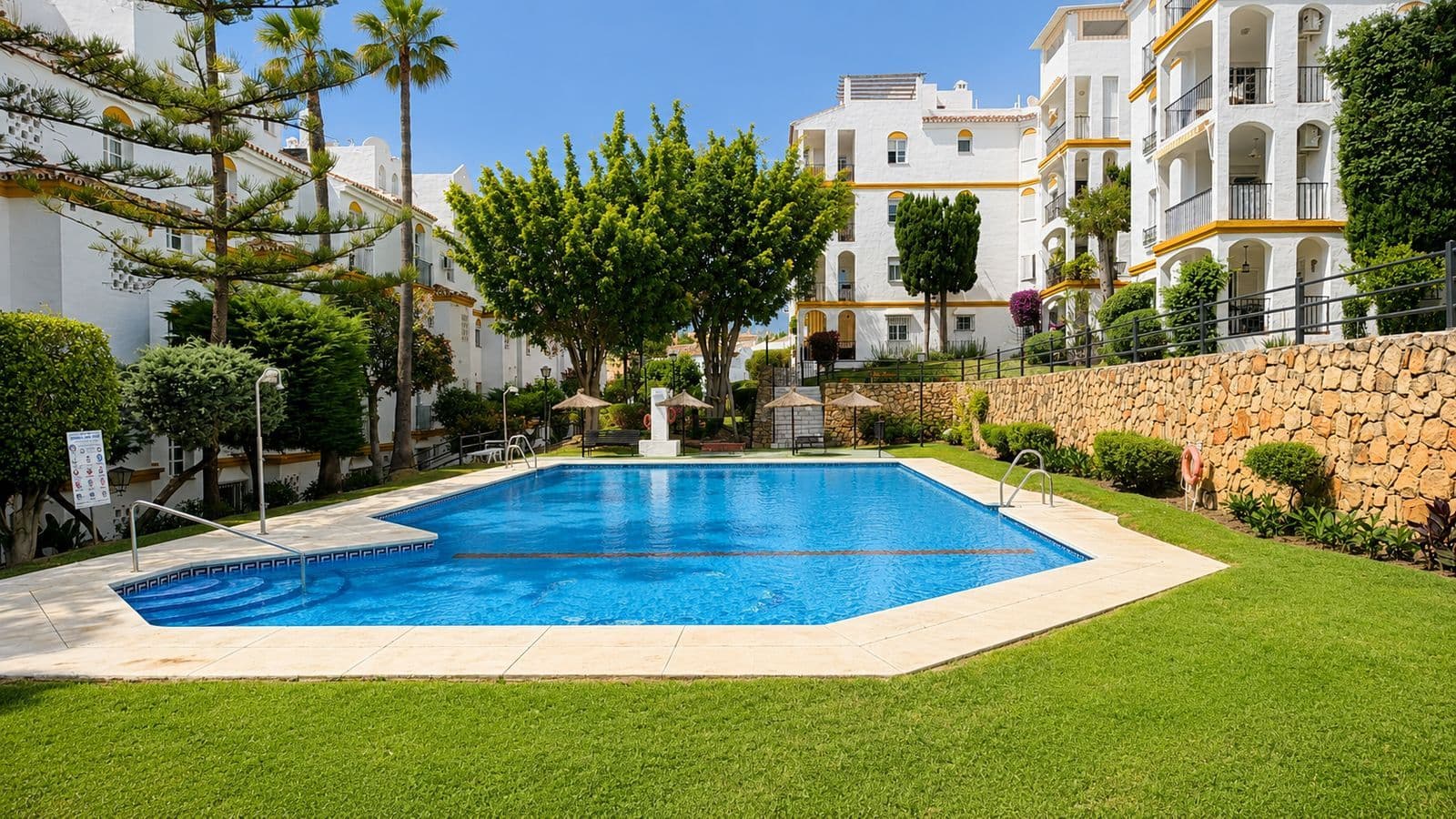 Middle Floor Apartment in Atalaya, Estepona