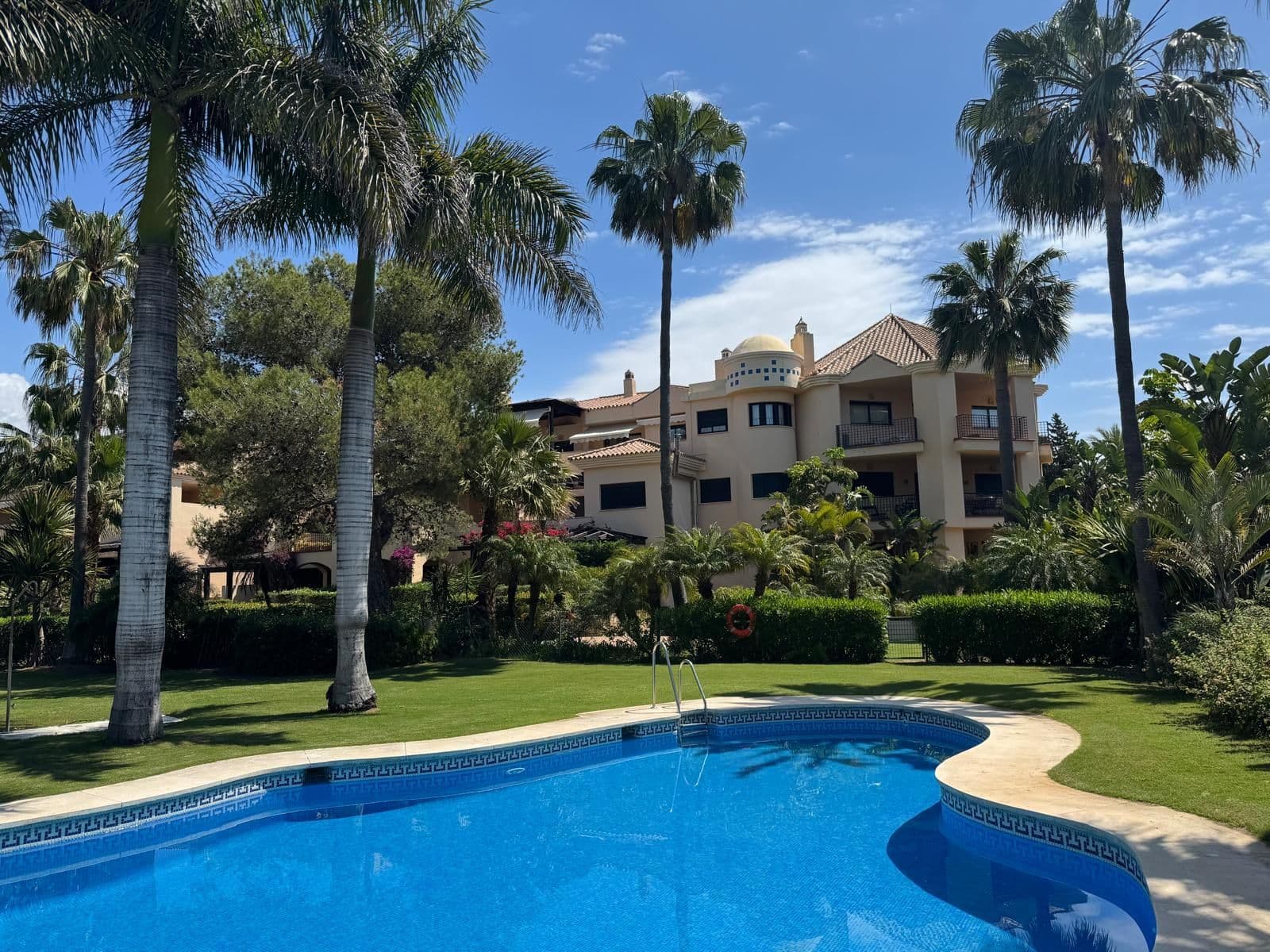 Middle Floor Apartment in Puerto Banús, Marbella