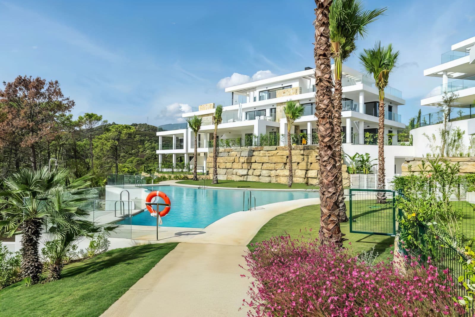 Middle Floor Apartment in Selwo, Estepona