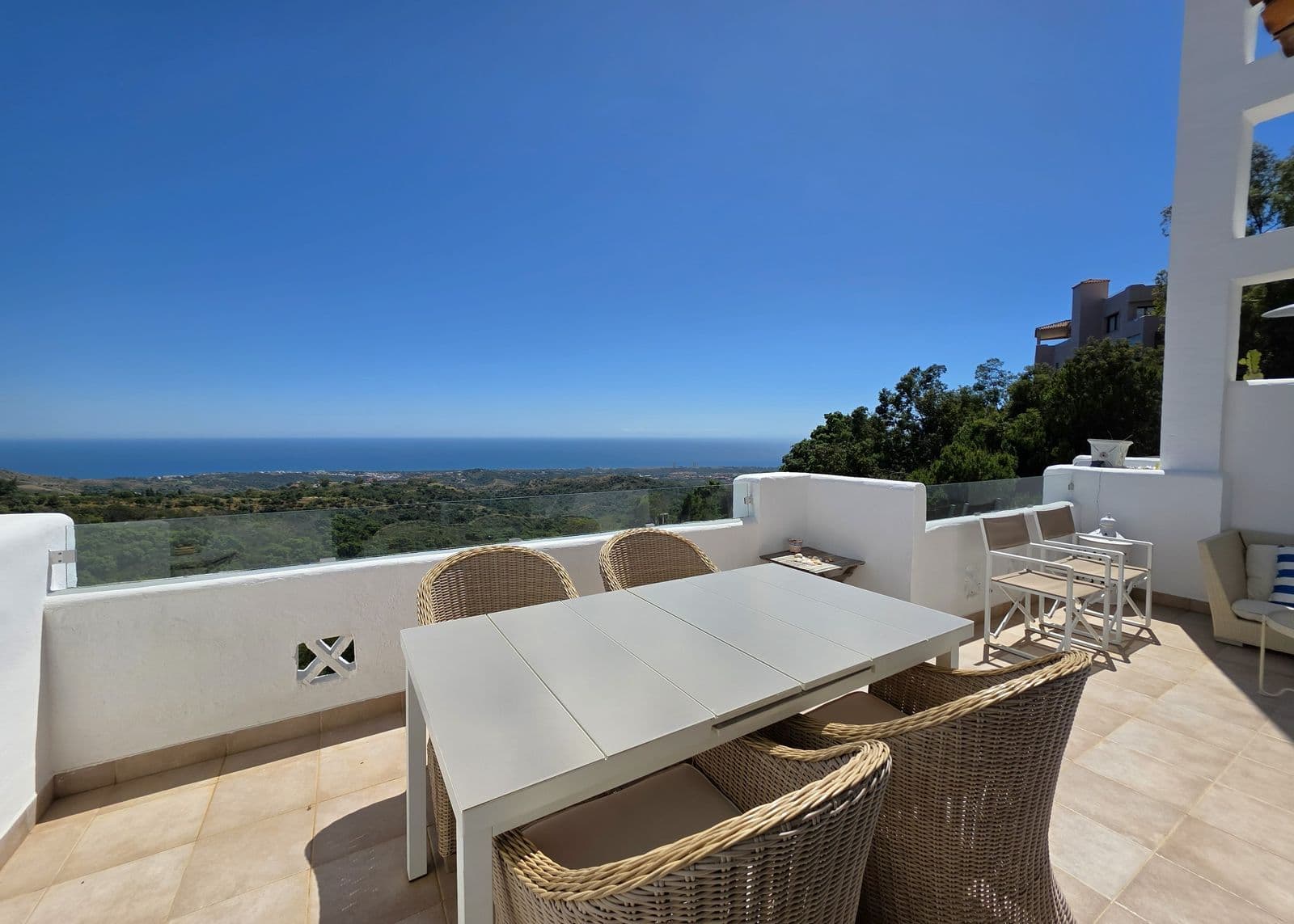 Top Floor Apartment in La Mairena, Marbella East