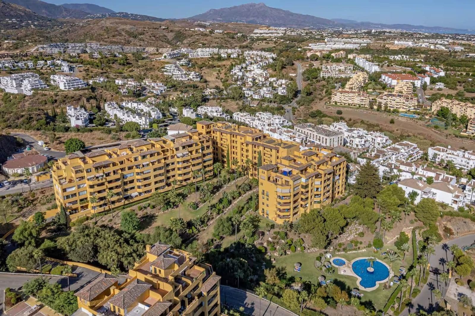 Middle Floor Apartment in Selwo, Estepona