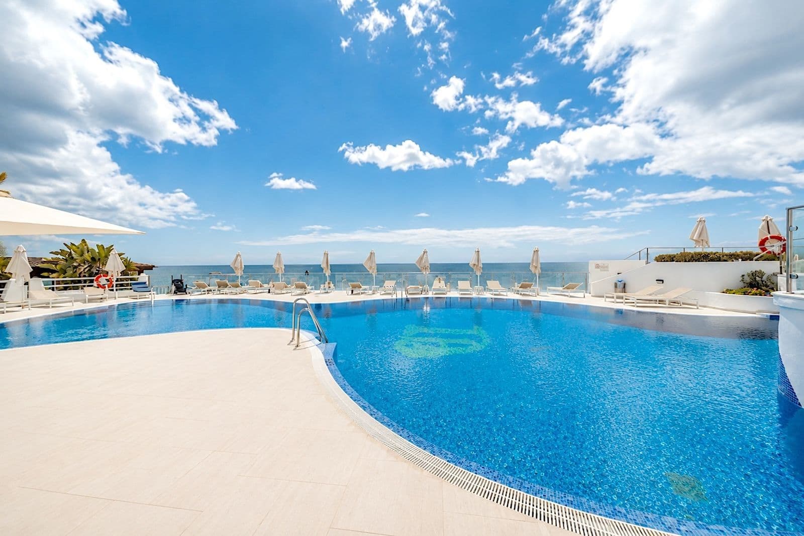 Middle Floor Apartment in New Golden Mile, Estepona