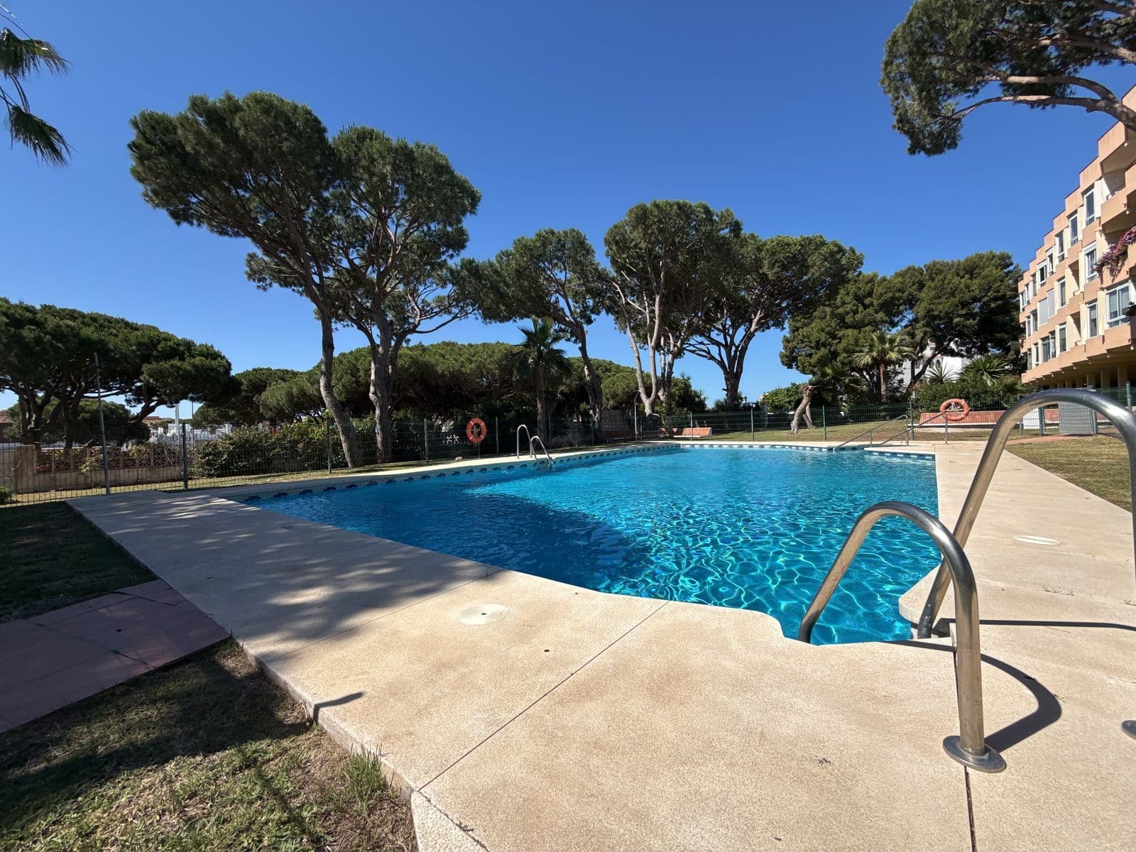 Middle Floor Apartment in Calahonda, Mijas