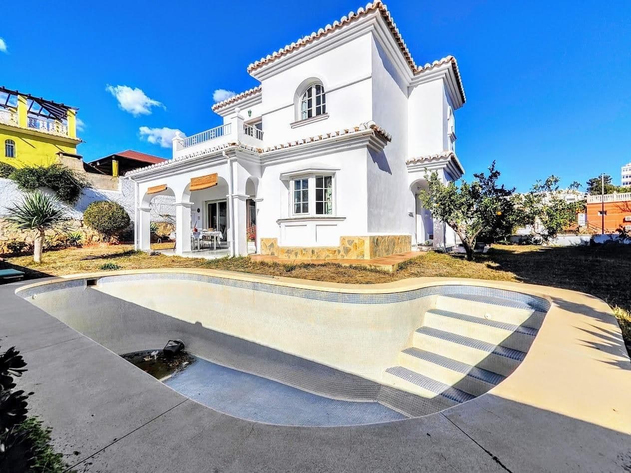 Detached Villa in Benalmadena Costa, Benalmádena