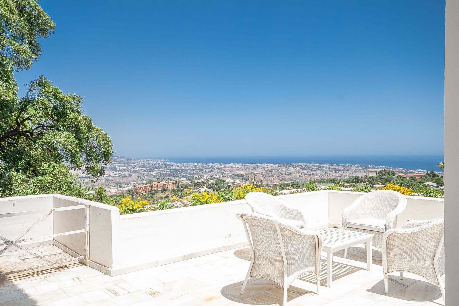 Middle Floor Apartment in La Mairena, Marbella East