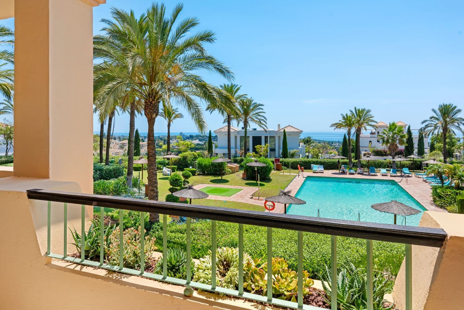 Middle Floor Apartment in Los Flamingos, Estepona