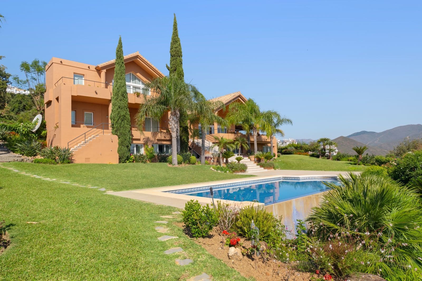 Detached Villa in La Mairena, Marbella East